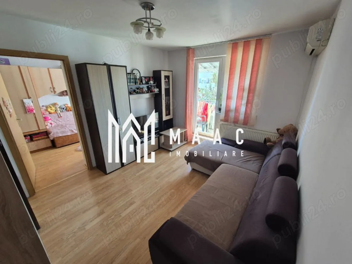 Apartament 4 camere | 84 MPU | Mihai Viteazul - MAAC Imobiliare vă propune spre vânzare Apartament 4 Camere, Mobilat și Utilat - 100 mp Utili! 🔑 Locație perfectă! MAAC Imobiliare vă propune spre vânzare un apartament spațios de 4 camere, ideal pentru o familie sau pentru cei care își doresc un cămin confortabil, bine compartimentat, într-o zonă liniștită și accesibilă. 🏠 Caracteristici: Suprafață utilă: 84 mp (totul intabulat pe acte) 3 dormitoare decomandate - fiecare oferind intimitate și spațiu generos. Living luminos - ideal pentru momentele de relaxare. Bucătărie mare și separată - complet dotată, perfectă pentru gătit cu drag. Baie cu aerisire naturală - confortul dumneavoastră este prioritatea noastră. Balcon - loc ideal pentru a te bucura de aerul curat. Pentru mai multe detalii și pentru programarea unei vizionări, vă rugăm să specificați ID-ul anunțului: CP2295439 }}