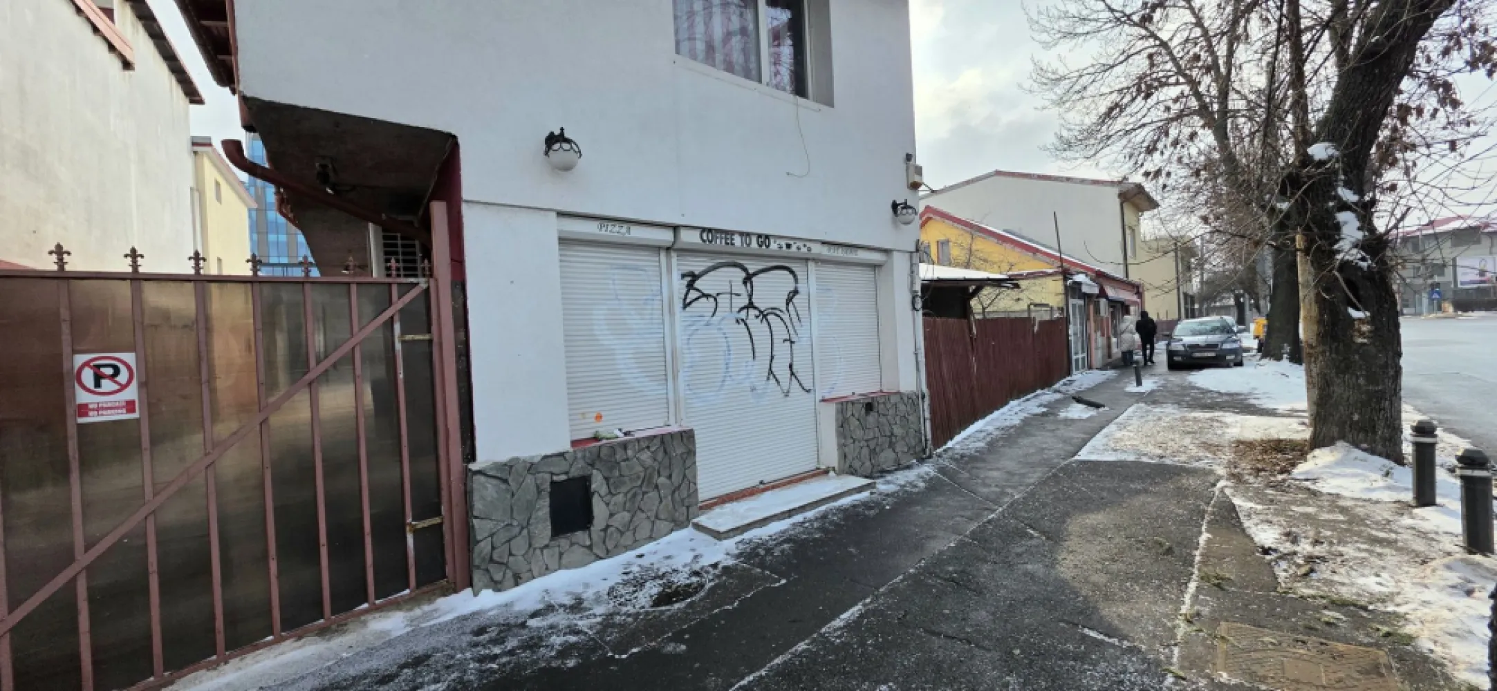 Spațiu Comercial Premium Drumul Sării – Răzoare Vizibilitate Mare - K Imobiliare vă propune spre închiriere / vânzare un spațiu comercial versatil, poziționat strategic în zona Drumul Sării – Răzoare, ideal pentru business-uri care caută expunere și acces facil.
Suprafață utilă: 100 mp (P+1)
Vitrină stradală: 6 ml – vizibilitate foarte bună
Compartimentare: open space la parter + etaj pentru birouri / depozit
Curent trifazic – ideal pentru activități comerciale diverse
Acces direct din stradă
Spațiu luminos, cu trafic pietonal și auto
Avantaje competitive:
Poziționare excelentă într-o zonă în dezvoltare
Pretabil pentru: coffee shop, patiserie, showroom, birouri, salon, servicii
Acces rapid către principalele artere și transport public
Vizibilitate puternică pentru branding
Potencial real de business:
Spațiul oferă infrastructura necesară pentru lansarea sau extinderea unui business profitabil, într-o zonă cu flux constant de clienți.