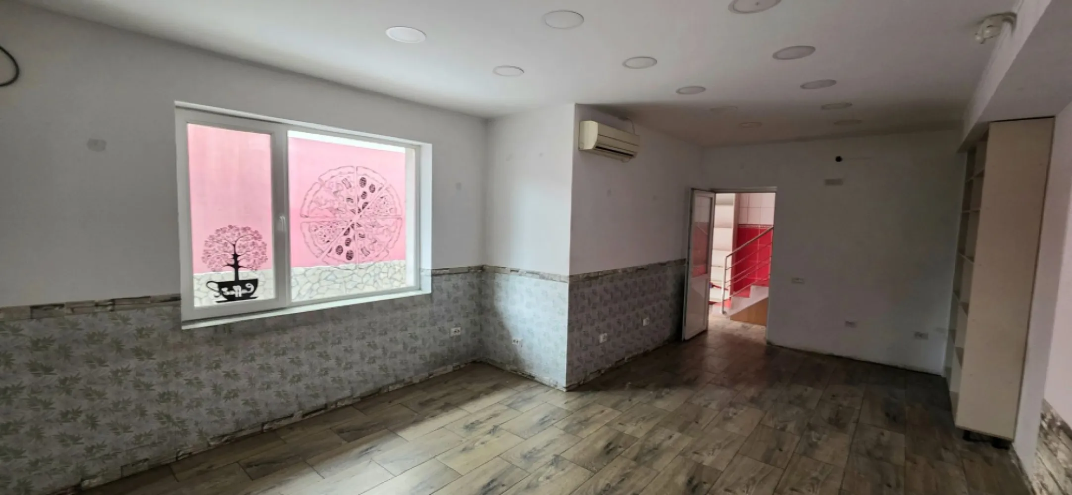 Spațiu Comercial Premium Drumul Sării – Răzoare Vizibilitate Mare - K Imobiliare vă propune spre închiriere / vânzare un spațiu comercial versatil, poziționat strategic în zona Drumul Sării – Răzoare, ideal pentru business-uri care caută expunere și acces facil.
Suprafață utilă: 100 mp (P+1)
Vitrină stradală: 6 ml – vizibilitate foarte bună
Compartimentare: open space la parter + etaj pentru birouri / depozit
Curent trifazic – ideal pentru activități comerciale diverse
Acces direct din stradă
Spațiu luminos, cu trafic pietonal și auto
Avantaje competitive:
Poziționare excelentă într-o zonă în dezvoltare
Pretabil pentru: coffee shop, patiserie, showroom, birouri, salon, servicii
Acces rapid către principalele artere și transport public
Vizibilitate puternică pentru branding
Potencial real de business:
Spațiul oferă infrastructura necesară pentru lansarea sau extinderea unui business profitabil, într-o zonă cu flux constant de clienți.