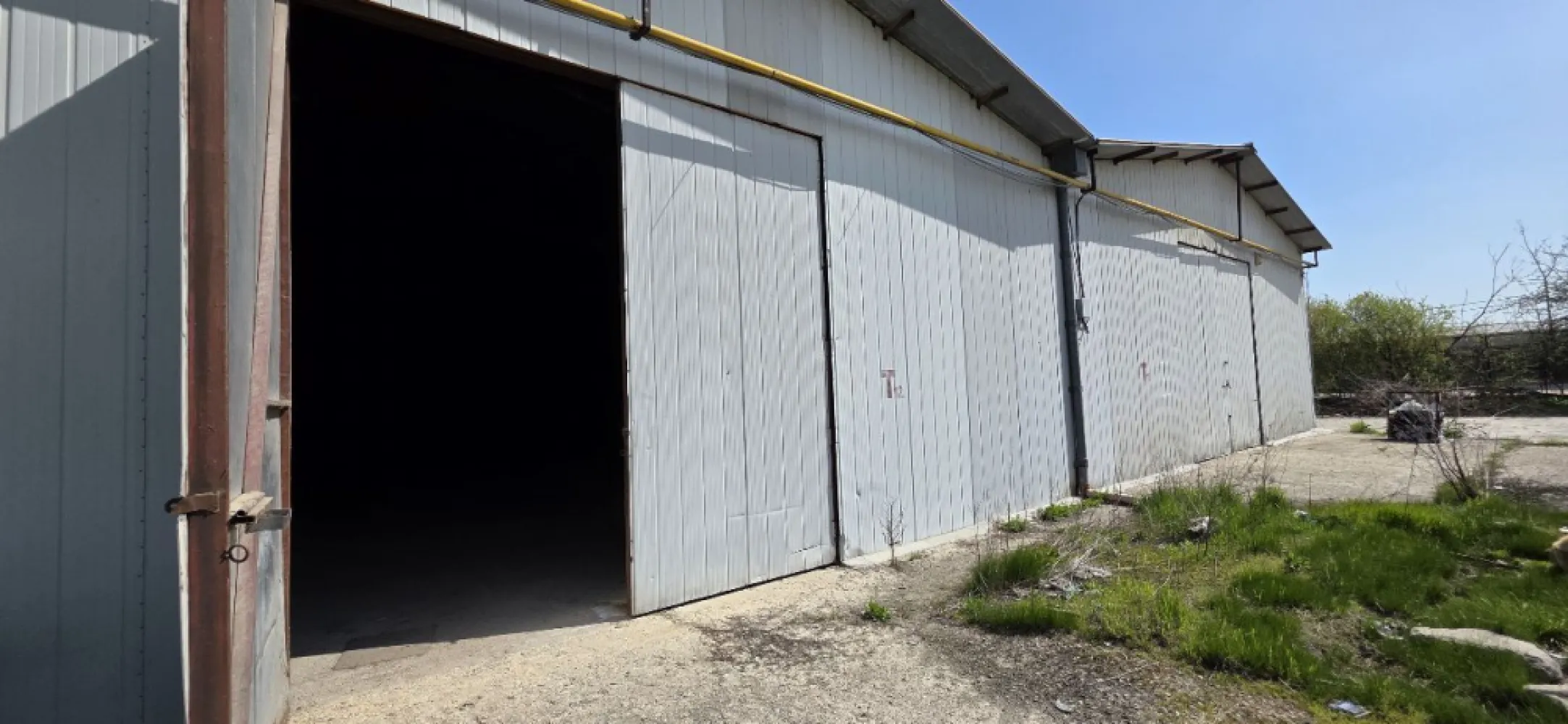 Popesti Centura spatiu depozitare 450 -2000 mp - K Imobiliare propune in zona Popesti Leordeni linia de Centura hala industriala 2000 mp cu posibiliate de compartimentare minim 450 mp .
Chiria 3.5 euro/mp