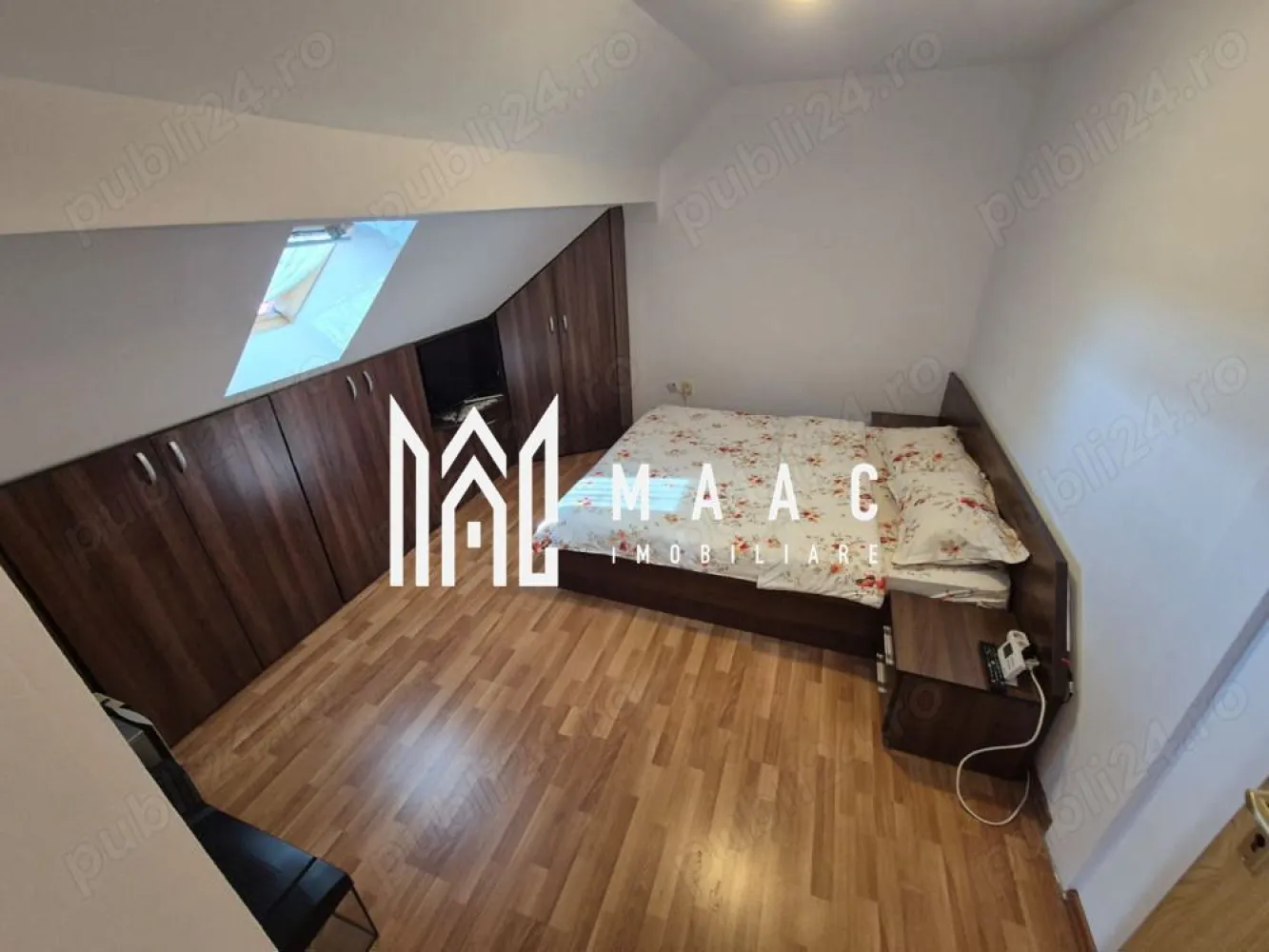 Apartament 4 camere | 84 MPU | Mihai Viteazul - MAAC Imobiliare vă propune spre vânzare Apartament 4 Camere, Mobilat și Utilat - 100 mp Utili! 🔑 Locație perfectă! MAAC Imobiliare vă propune spre vânzare un apartament spațios de 4 camere, ideal pentru o familie sau pentru cei care își doresc un cămin confortabil, bine compartimentat, într-o zonă liniștită și accesibilă. 🏠 Caracteristici: Suprafață utilă: 84 mp (totul intabulat pe acte) 3 dormitoare decomandate - fiecare oferind intimitate și spațiu generos. Living luminos - ideal pentru momentele de relaxare. Bucătărie mare și separată - complet dotată, perfectă pentru gătit cu drag. Baie cu aerisire naturală - confortul dumneavoastră este prioritatea noastră. Balcon - loc ideal pentru a te bucura de aerul curat. Pentru mai multe detalii și pentru programarea unei vizionări, vă rugăm să specificați ID-ul anunțului: CP2295439 }}