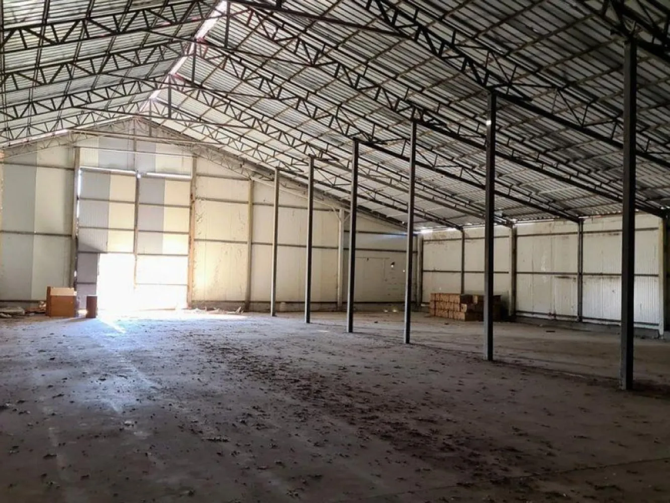 Sinesti -hala productie depozitare suprafata 1350 mp - K Imobiliare propune in zona Sinesti -Ialomita spatiu depozitare/productie ,constrcutie 2014 ,suprafata hala 1350 mp , inaltime 6 m, tsuprafata teren 1850 mp , cadastru , intabulare , libera.