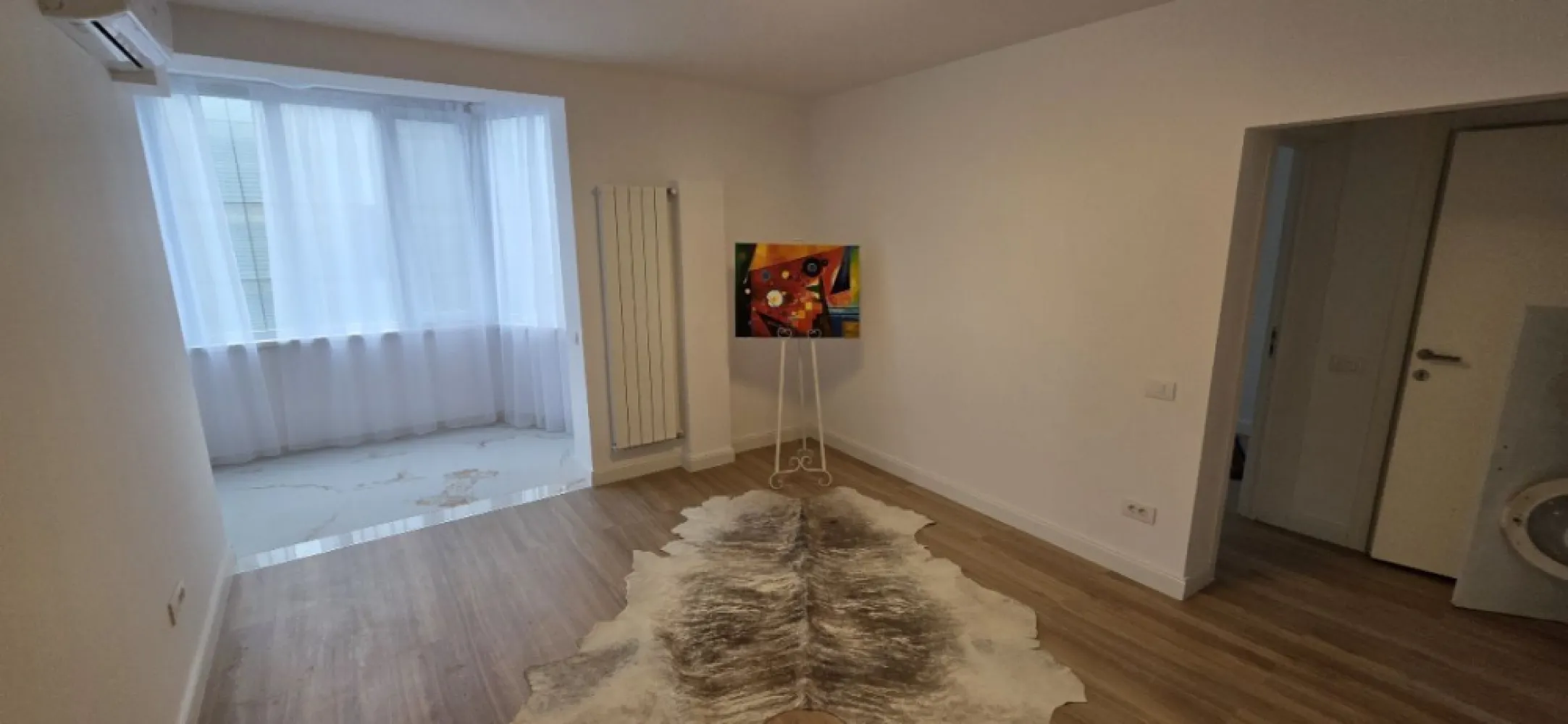 Apartament 2 camere renovat de vanz – Unirii – I.C. Brătianu - K Imobiliare vă propune spre vânzare un apartament deosebit cu 2 camere, situat ultracentral, în zona Unirii – Bulevardul I.C. Brătianu, una dintre cele mai dorite locații din București.
Proprietatea are o suprafață de 42 mp și este amplasată la etajul 4, fiind recent renovată integral, cu finisaje moderne și de bun gust.
Apartamentul impresionează prin luminozitate, compartimentare eficientă și design elegant, fiind ideal atât pentru locuit, cât și pentru investiție (închiriere pe termen lung sau regim hotelier).
Compartimentare:
Living spațios și luminos
Dormitor confortabil
Bucătărie modernă, complet utilată
Baie renovată premium, cu cabină de duș walk-in
Spații bine optimizate
Dotări și finisaje:
Renovare completă recentă
Aer condiționat
Finisaje moderne (parchet, gresie, faianță premium)
Obiecte sanitare de calitate
Instalații electrice și sanitare noi
Avantaje locație:
Poziție ultracentrală – acces imediat către Piața Unirii
Apropiere de metrou, restaurante, cafenele și centre comerciale
Vedere deschisă către oraș
Acces rapid către principalele zone de business
Ideal pentru investitori sau pentru cei care își doresc un apartament modern în inima orașului.