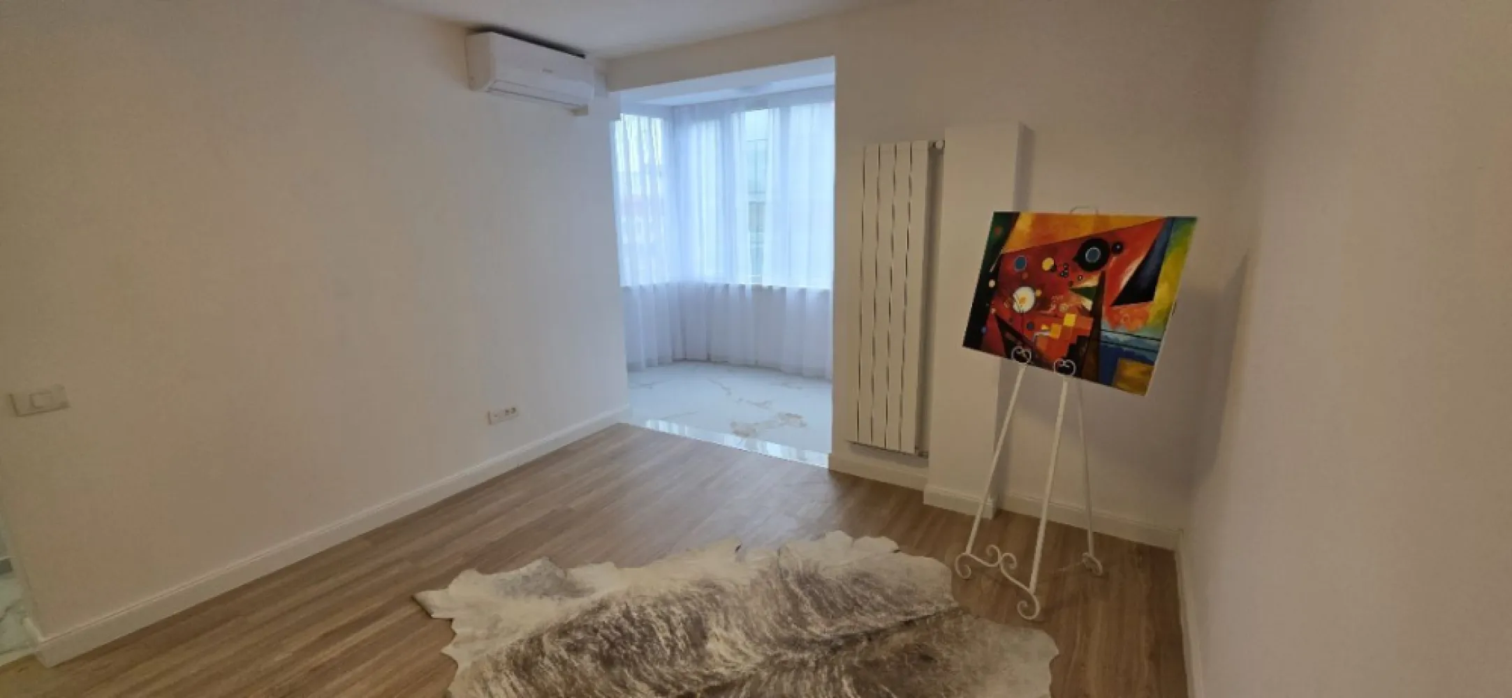 Apartament 2 camere renovat de vanz – Unirii – I.C. Brătianu - K Imobiliare vă propune spre vânzare un apartament deosebit cu 2 camere, situat ultracentral, în zona Unirii – Bulevardul I.C. Brătianu, una dintre cele mai dorite locații din București.
Proprietatea are o suprafață de 42 mp și este amplasată la etajul 4, fiind recent renovată integral, cu finisaje moderne și de bun gust.
Apartamentul impresionează prin luminozitate, compartimentare eficientă și design elegant, fiind ideal atât pentru locuit, cât și pentru investiție (închiriere pe termen lung sau regim hotelier).
Compartimentare:
Living spațios și luminos
Dormitor confortabil
Bucătărie modernă, complet utilată
Baie renovată premium, cu cabină de duș walk-in
Spații bine optimizate
Dotări și finisaje:
Renovare completă recentă
Aer condiționat
Finisaje moderne (parchet, gresie, faianță premium)
Obiecte sanitare de calitate
Instalații electrice și sanitare noi
Avantaje locație:
Poziție ultracentrală – acces imediat către Piața Unirii
Apropiere de metrou, restaurante, cafenele și centre comerciale
Vedere deschisă către oraș
Acces rapid către principalele zone de business
Ideal pentru investitori sau pentru cei care își doresc un apartament modern în inima orașului.