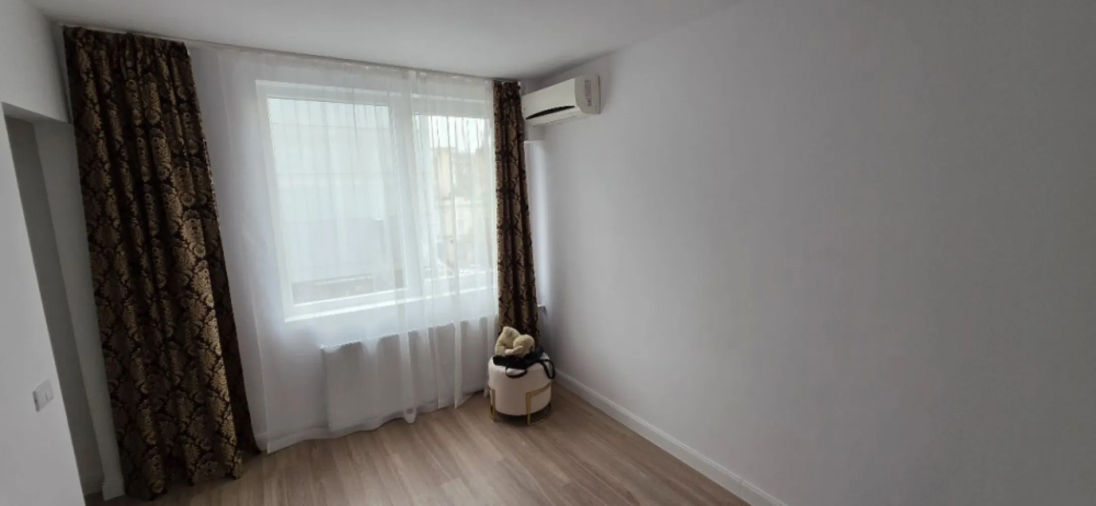 Apartament 2 camere renovat de vanz – Unirii – I.C. Brătianu - K Imobiliare vă propune spre vânzare un apartament deosebit cu 2 camere, situat ultracentral, în zona Unirii – Bulevardul I.C. Brătianu, una dintre cele mai dorite locații din București.
Proprietatea are o suprafață de 42 mp și este amplasată la etajul 4, fiind recent renovată integral, cu finisaje moderne și de bun gust.
Apartamentul impresionează prin luminozitate, compartimentare eficientă și design elegant, fiind ideal atât pentru locuit, cât și pentru investiție (închiriere pe termen lung sau regim hotelier).
Compartimentare:
Living spațios și luminos
Dormitor confortabil
Bucătărie modernă, complet utilată
Baie renovată premium, cu cabină de duș walk-in
Spații bine optimizate
Dotări și finisaje:
Renovare completă recentă
Aer condiționat
Finisaje moderne (parchet, gresie, faianță premium)
Obiecte sanitare de calitate
Instalații electrice și sanitare noi
Avantaje locație:
Poziție ultracentrală – acces imediat către Piața Unirii
Apropiere de metrou, restaurante, cafenele și centre comerciale
Vedere deschisă către oraș
Acces rapid către principalele zone de business
Ideal pentru investitori sau pentru cei care își doresc un apartament modern în inima orașului.