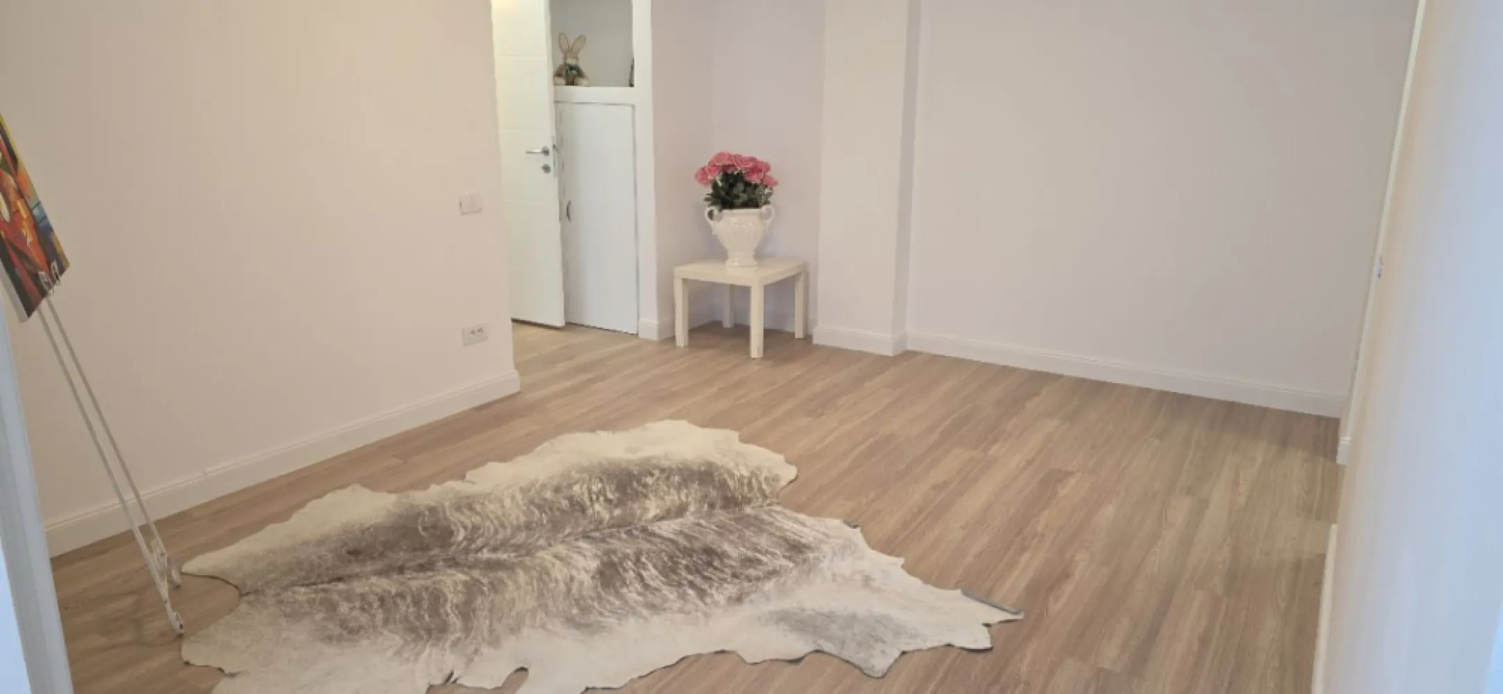 Apartament 2 camere renovat de vanz – Unirii – I.C. Brătianu - K Imobiliare vă propune spre vânzare un apartament deosebit cu 2 camere, situat ultracentral, în zona Unirii – Bulevardul I.C. Brătianu, una dintre cele mai dorite locații din București.
Proprietatea are o suprafață de 42 mp și este amplasată la etajul 4, fiind recent renovată integral, cu finisaje moderne și de bun gust.
Apartamentul impresionează prin luminozitate, compartimentare eficientă și design elegant, fiind ideal atât pentru locuit, cât și pentru investiție (închiriere pe termen lung sau regim hotelier).
Compartimentare:
Living spațios și luminos
Dormitor confortabil
Bucătărie modernă, complet utilată
Baie renovată premium, cu cabină de duș walk-in
Spații bine optimizate
Dotări și finisaje:
Renovare completă recentă
Aer condiționat
Finisaje moderne (parchet, gresie, faianță premium)
Obiecte sanitare de calitate
Instalații electrice și sanitare noi
Avantaje locație:
Poziție ultracentrală – acces imediat către Piața Unirii
Apropiere de metrou, restaurante, cafenele și centre comerciale
Vedere deschisă către oraș
Acces rapid către principalele zone de business
Ideal pentru investitori sau pentru cei care își doresc un apartament modern în inima orașului.