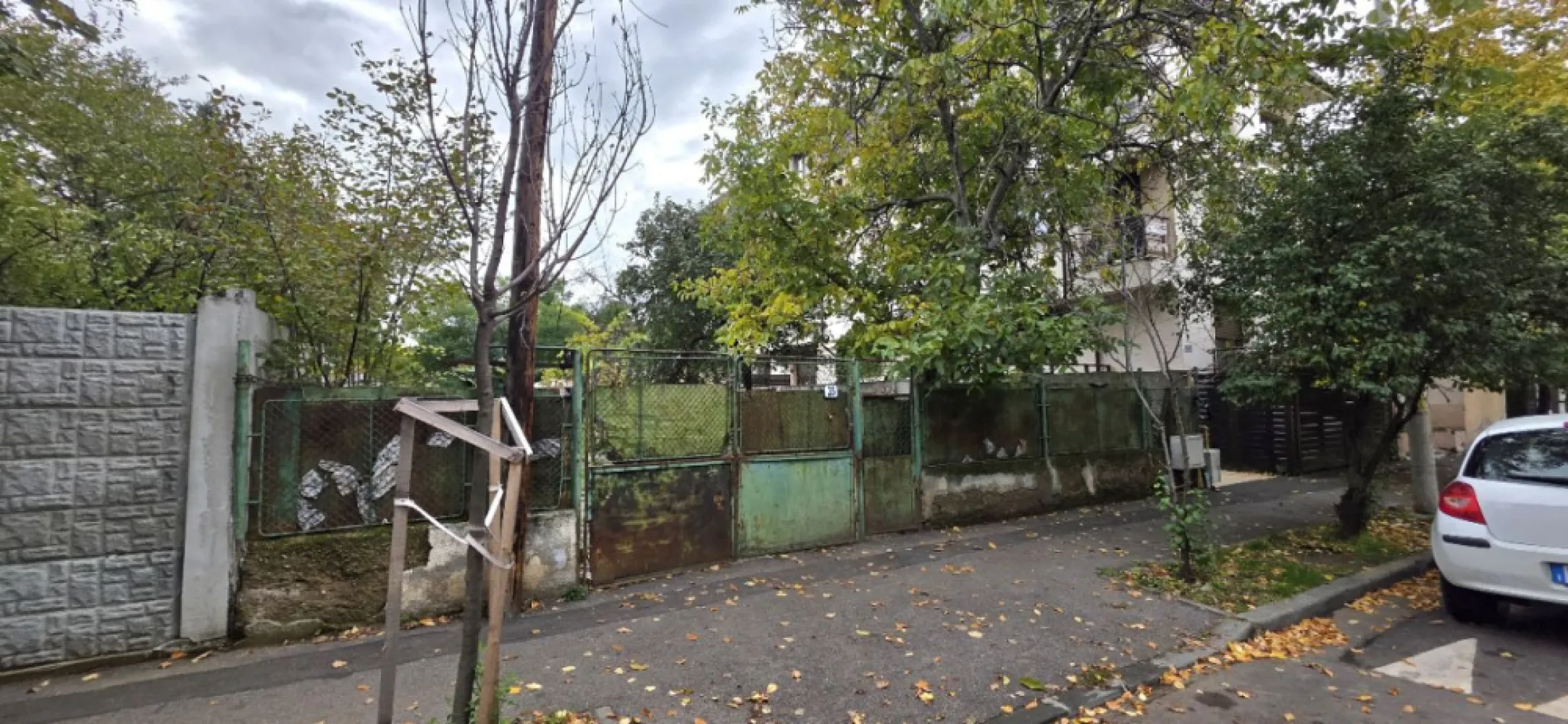 Chitila Pod Constanta teren 450 mp de vanzare - K Imobiliare vă prezintă o oportunitate excelentă de investiție într-o zonă în plină dezvoltare – Chitila, Pod Constanța.
Terenul este intravilan, având o suprafață de 450 mp și o deschidere de 12 ml, oferind condiții optime pentru construcția unei locuințe sau a unui proiect rezidențial.
Suprafață: 450 mp
Deschidere: 12 ml
Toate utilitățile disponibile pe teren (apă, gaz, electricitate, canalizare)
Acces facil către principalele artere rutiere
Zona beneficiază de infrastructură bună și acces rapid către zona de Nord, fiind ideală atât pentru construcție imediată, cât și ca investiție pe termen lung.