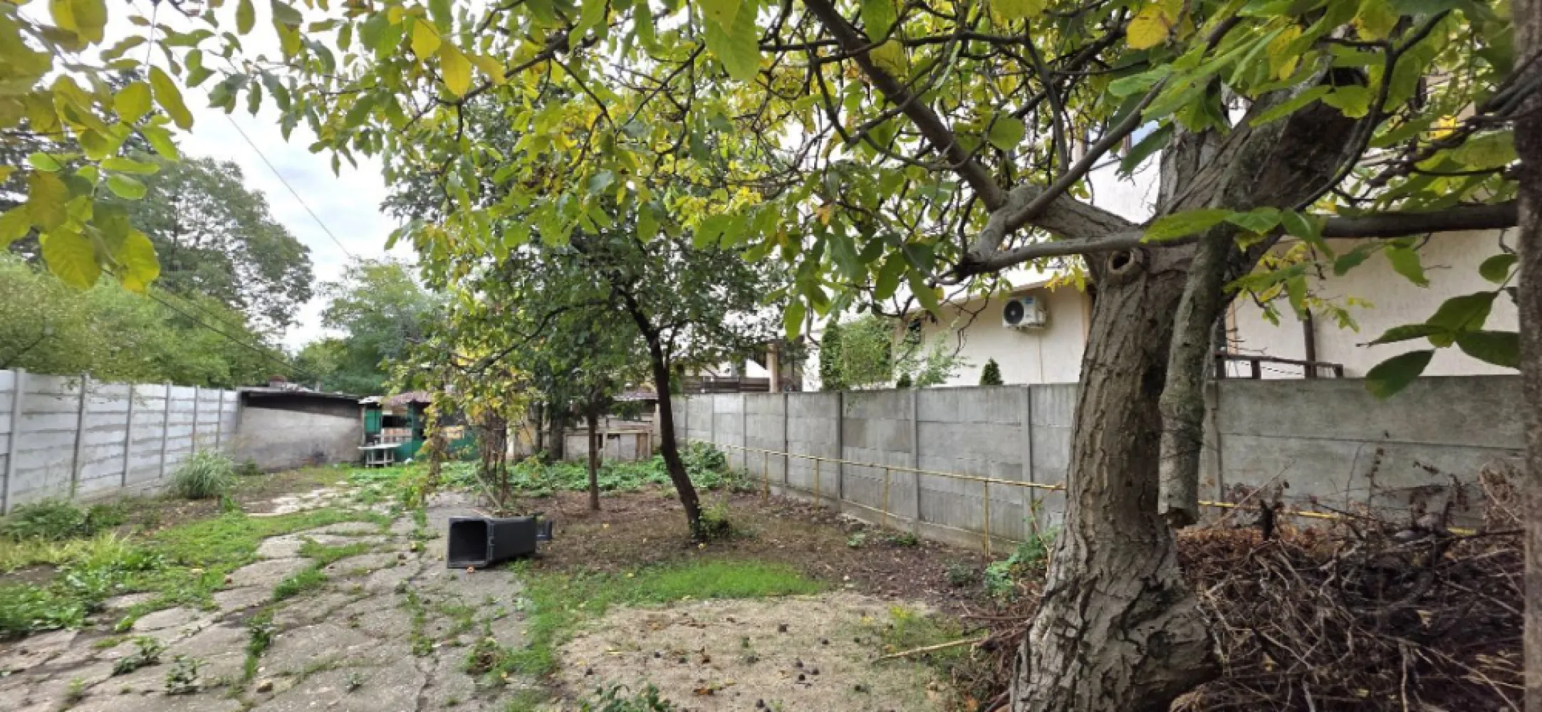 Chitila Pod Constanta teren 450 mp de vanzare - K Imobiliare vă prezintă o oportunitate excelentă de investiție într-o zonă în plină dezvoltare – Chitila, Pod Constanța.
Terenul este intravilan, având o suprafață de 450 mp și o deschidere de 12 ml, oferind condiții optime pentru construcția unei locuințe sau a unui proiect rezidențial.
Suprafață: 450 mp
Deschidere: 12 ml
Toate utilitățile disponibile pe teren (apă, gaz, electricitate, canalizare)
Acces facil către principalele artere rutiere
Zona beneficiază de infrastructură bună și acces rapid către zona de Nord, fiind ideală atât pentru construcție imediată, cât și ca investiție pe termen lung.