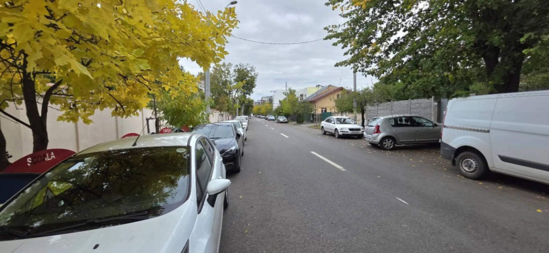 Chitila Pod Constanta teren 450 mp de vanzare - K Imobiliare vă prezintă o oportunitate excelentă de investiție într-o zonă în plină dezvoltare – Chitila, Pod Constanța.
Terenul este intravilan, având o suprafață de 450 mp și o deschidere de 12 ml, oferind condiții optime pentru construcția unei locuințe sau a unui proiect rezidențial.
Suprafață: 450 mp
Deschidere: 12 ml
Toate utilitățile disponibile pe teren (apă, gaz, electricitate, canalizare)
Acces facil către principalele artere rutiere
Zona beneficiază de infrastructură bună și acces rapid către zona de Nord, fiind ideală atât pentru construcție imediată, cât și ca investiție pe termen lung.