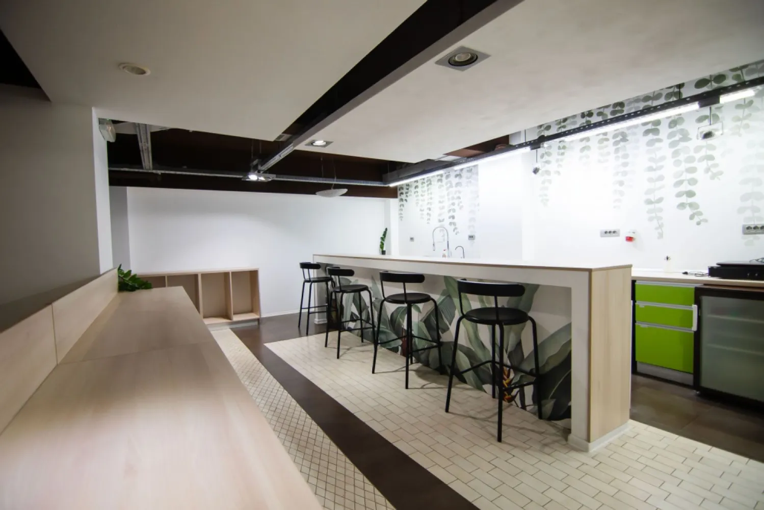 Piata 1 Mai spatiu demisol 475 mp - K Imobiliare propune in zona Piata 1 Mai demisol suprafata 475 mp , curent trifazci, autorizatie ISU , centrala termica propie , mobilat si utilat complet .