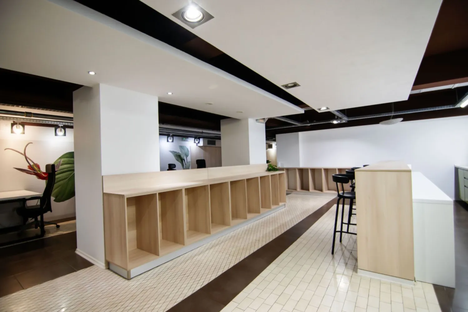Piata 1 Mai spatiu demisol 475 mp - K Imobiliare propune in zona Piata 1 Mai demisol suprafata 475 mp , curent trifazci, autorizatie ISU , centrala termica propie , mobilat si utilat complet .