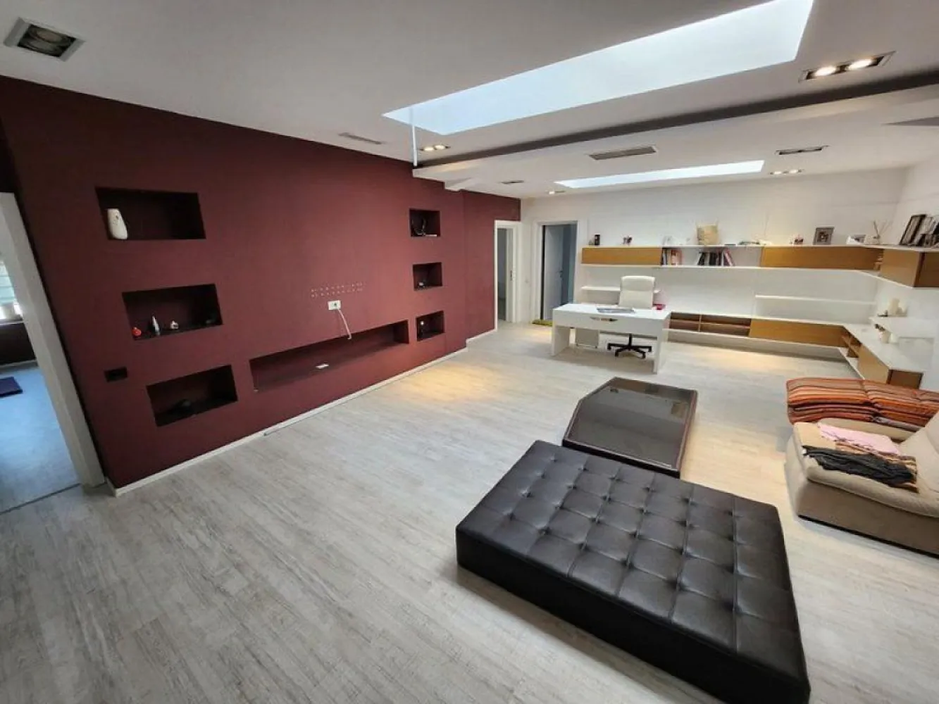 Pantelimon Gara Catelu birouri 200-400 mp - K Imobiliare propune in zona Pantelimon Gara Catelu spatiu de birouri 200-400 mp , imobil nou , etaj 2 , incalzire centrala . 2 grupuri sanitare , 2 bucatarii . 4 locuri de parcare .