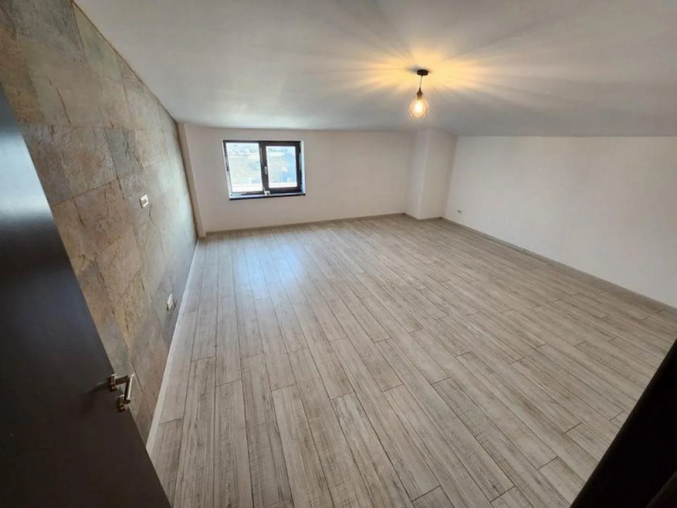 Pantelimon Gara Catelu birouri 200-400 mp - K Imobiliare propune in zona Pantelimon Gara Catelu spatiu de birouri 200-400 mp , imobil nou , etaj 2 , incalzire centrala . 2 grupuri sanitare , 2 bucatarii . 4 locuri de parcare .