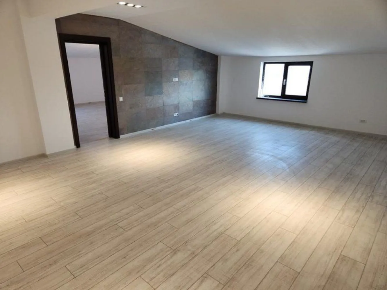 Pantelimon Gara Catelu birouri 200-400 mp - K Imobiliare propune in zona Pantelimon Gara Catelu spatiu de birouri 200-400 mp , imobil nou , etaj 2 , incalzire centrala . 2 grupuri sanitare , 2 bucatarii . 4 locuri de parcare .