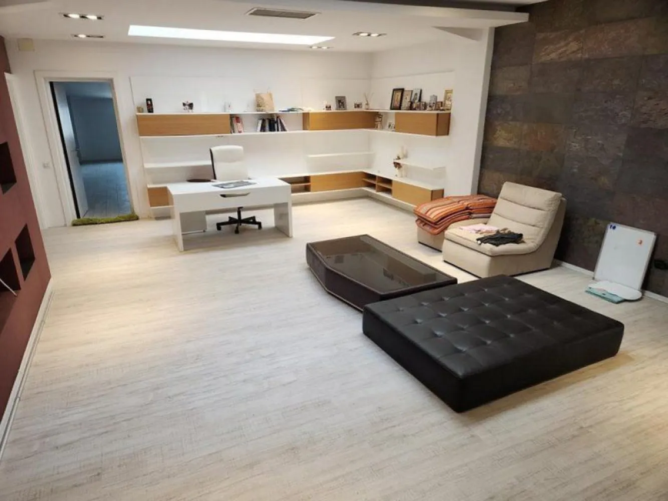 Pantelimon Gara Catelu birouri 200-400 mp - K Imobiliare propune in zona Pantelimon Gara Catelu spatiu de birouri 200-400 mp , imobil nou , etaj 2 , incalzire centrala . 2 grupuri sanitare , 2 bucatarii . 4 locuri de parcare .