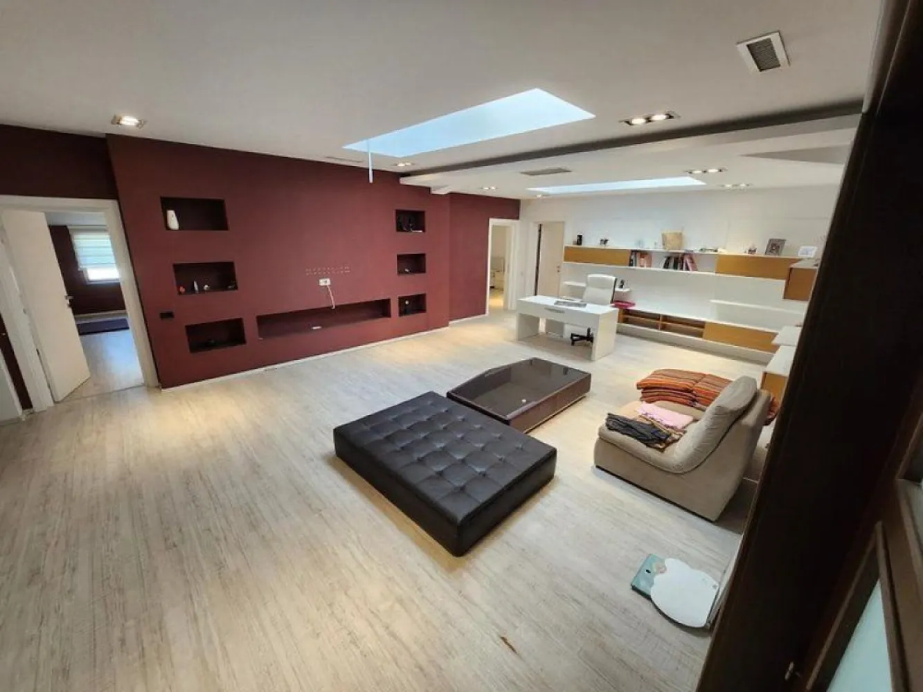 Pantelimon Gara Catelu birouri 200-400 mp - K Imobiliare propune in zona Pantelimon Gara Catelu spatiu de birouri 200-400 mp , imobil nou , etaj 2 , incalzire centrala . 2 grupuri sanitare , 2 bucatarii . 4 locuri de parcare .