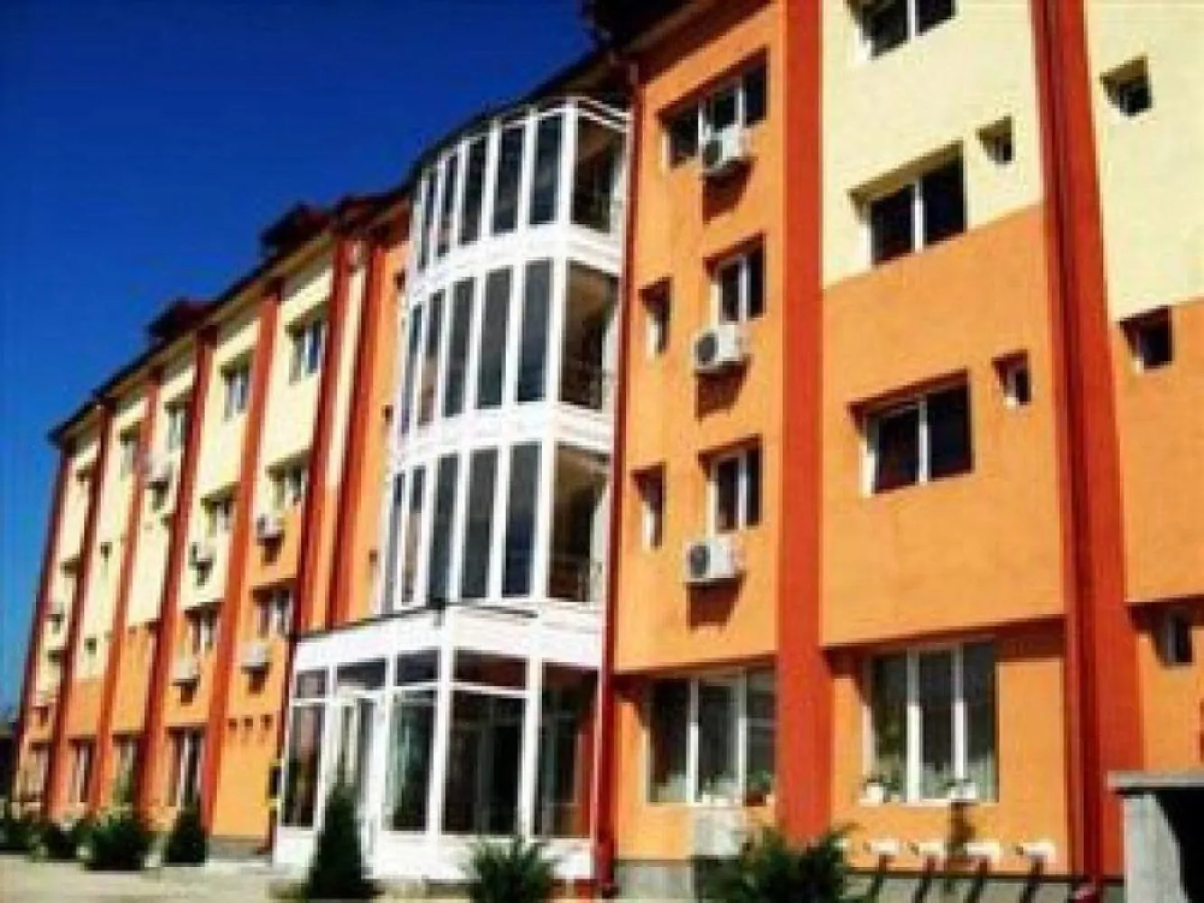 Resort & Business Complex – investiție majoră, profitabilă, la cheie - K Imobiliare vă propune spre achiziție o proprietate comercială complet funcțională, cu profil turistic și evenimente, ideală pentru investitori care caută un business stabil, scalabil și cu randament imediat.

**Concept:**
Complex multifuncțional ce îmbină cazarea, organizarea de evenimente și zona de agrement – un model de business deja validat și operațional.

 **Date generale:**

* Suprafață teren: **10.000 mp**
* Suprafață construită totală: **5.400 mp**
* Afacere în funcțiune

 **Facilități incluse:**

* **Pensiune – 40 camere** complet funcționale
* **Restaurant – 715 mp**
* **Salon evenimente – 1.000 mp** (capacitate mare, ideal nunți / corporate)
* **3 piscine:**

 * Semiolimpică – **338 mp**
 * Piscină medie – **115 mp**
 * Piscină copii – **23 mp**
* **Bar de zi & zone de relaxare**
* **Depozit – 535 mp**

 **Avantaje strategice:**

* Fluxuri multiple de venit: cazare, evenimente, agrement
* Capacitate mare de operare și extindere
* Infrastructură completă, fără necesar major de investiții inițiale
* Poziționare ideală pentru dezvoltare turistică și evenimente

 **Potrivit pentru:**
Investitori, operatori HoReCa sau fonduri care doresc preluarea unui business funcțional, cu potențial de creștere și optimizare.

 **Preț de vânzare: 4.200.000 €**