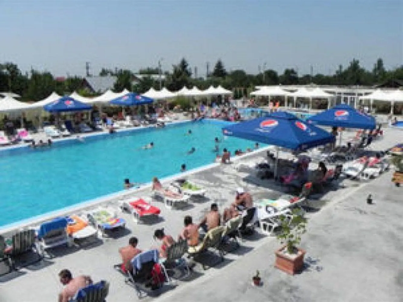 Resort & Business Complex – investiție majoră, profitabilă, la cheie - K Imobiliare vă propune spre achiziție o proprietate comercială complet funcțională, cu profil turistic și evenimente, ideală pentru investitori care caută un business stabil, scalabil și cu randament imediat.

**Concept:**
Complex multifuncțional ce îmbină cazarea, organizarea de evenimente și zona de agrement – un model de business deja validat și operațional.

 **Date generale:**

* Suprafață teren: **10.000 mp**
* Suprafață construită totală: **5.400 mp**
* Afacere în funcțiune

 **Facilități incluse:**

* **Pensiune – 40 camere** complet funcționale
* **Restaurant – 715 mp**
* **Salon evenimente – 1.000 mp** (capacitate mare, ideal nunți / corporate)
* **3 piscine:**

 * Semiolimpică – **338 mp**
 * Piscină medie – **115 mp**
 * Piscină copii – **23 mp**
* **Bar de zi & zone de relaxare**
* **Depozit – 535 mp**

 **Avantaje strategice:**

* Fluxuri multiple de venit: cazare, evenimente, agrement
* Capacitate mare de operare și extindere
* Infrastructură completă, fără necesar major de investiții inițiale
* Poziționare ideală pentru dezvoltare turistică și evenimente

 **Potrivit pentru:**
Investitori, operatori HoReCa sau fonduri care doresc preluarea unui business funcțional, cu potențial de creștere și optimizare.

 **Preț de vânzare: 4.200.000 €**
