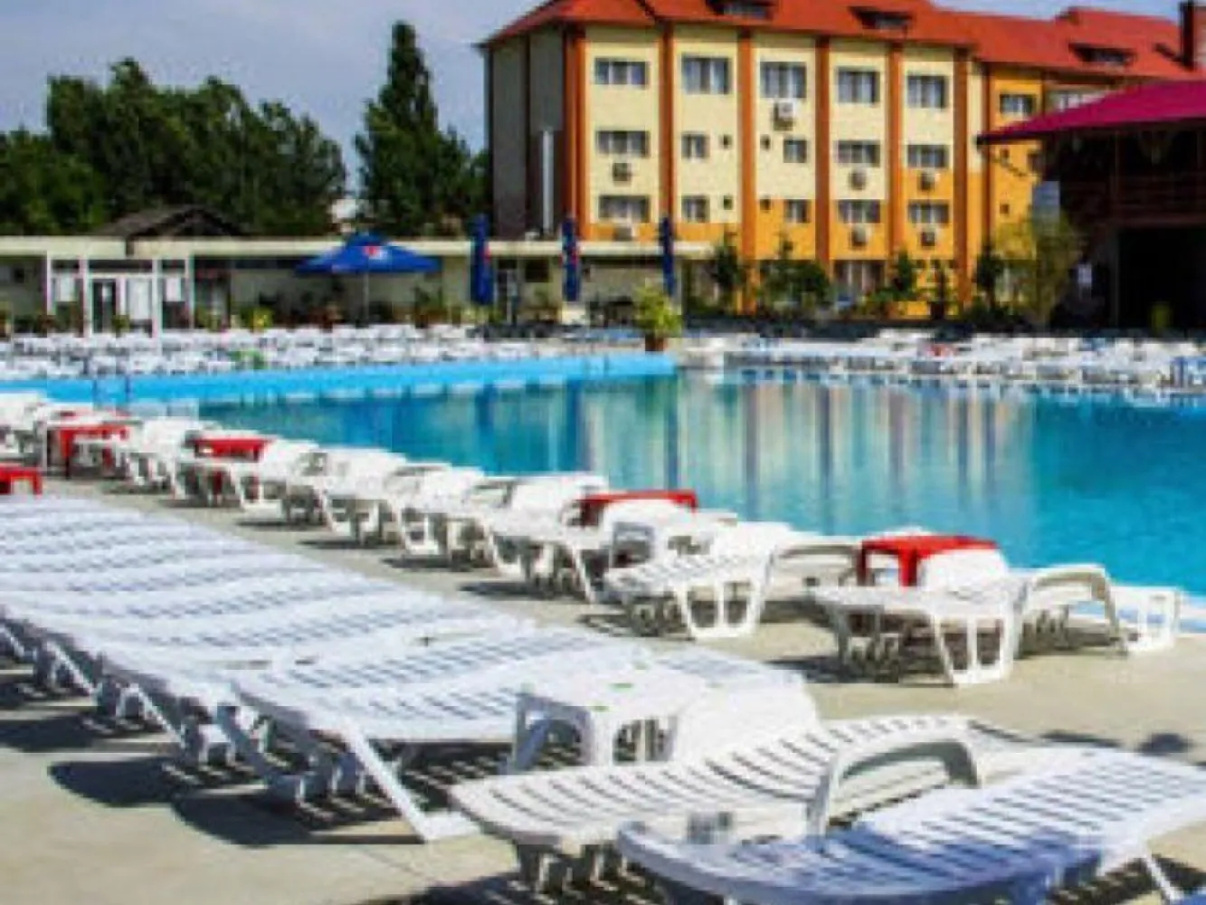 Resort & Business Complex – investiție majoră, profitabilă, la cheie - K Imobiliare vă propune spre achiziție o proprietate comercială complet funcțională, cu profil turistic și evenimente, ideală pentru investitori care caută un business stabil, scalabil și cu randament imediat.

**Concept:**
Complex multifuncțional ce îmbină cazarea, organizarea de evenimente și zona de agrement – un model de business deja validat și operațional.

 **Date generale:**

* Suprafață teren: **10.000 mp**
* Suprafață construită totală: **5.400 mp**
* Afacere în funcțiune

 **Facilități incluse:**

* **Pensiune – 40 camere** complet funcționale
* **Restaurant – 715 mp**
* **Salon evenimente – 1.000 mp** (capacitate mare, ideal nunți / corporate)
* **3 piscine:**

 * Semiolimpică – **338 mp**
 * Piscină medie – **115 mp**
 * Piscină copii – **23 mp**
* **Bar de zi & zone de relaxare**
* **Depozit – 535 mp**

 **Avantaje strategice:**

* Fluxuri multiple de venit: cazare, evenimente, agrement
* Capacitate mare de operare și extindere
* Infrastructură completă, fără necesar major de investiții inițiale
* Poziționare ideală pentru dezvoltare turistică și evenimente

 **Potrivit pentru:**
Investitori, operatori HoReCa sau fonduri care doresc preluarea unui business funcțional, cu potențial de creștere și optimizare.

 **Preț de vânzare: 4.200.000 €**