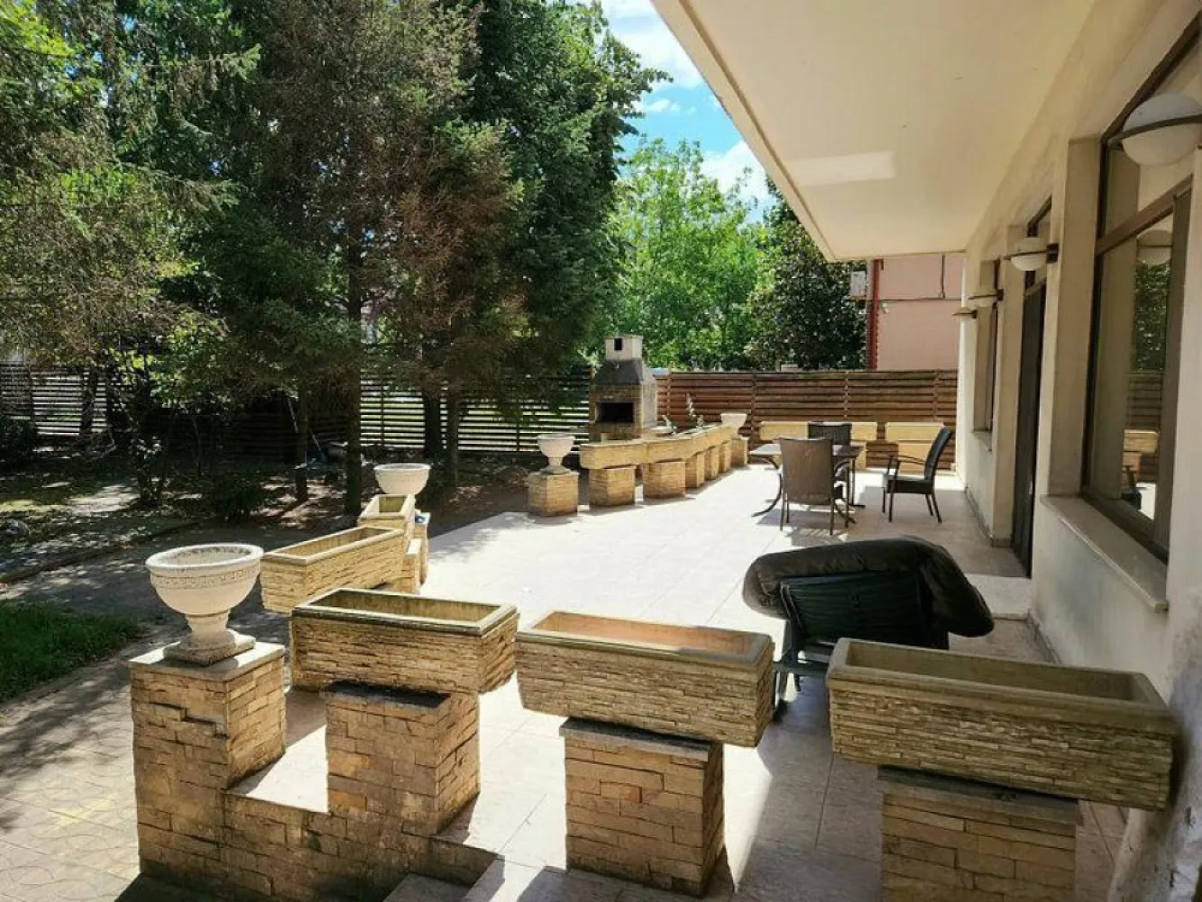 Baneasa Teisani vila 7 camere teren 1000 mp - K Imobiliare propune in zona Baneasa , Aleea Teisani vila P+1+M , constructie 2007 , suprafata utila 475 mp , compusa din 7 camere , 5 domitoare si 2 livinguri , 4 bai , centrala termica pentru fiecare nivel , posibilitatea de a fii folosita ca 2 apartamente.