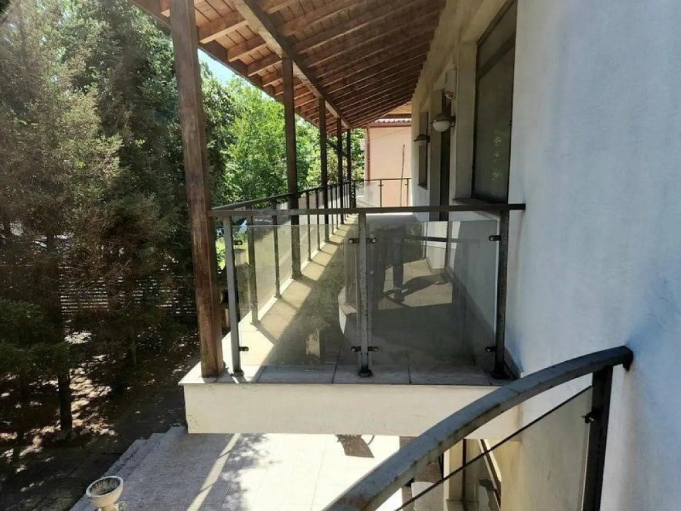 Baneasa Teisani vila 7 camere teren 1000 mp - K Imobiliare propune in zona Baneasa , Aleea Teisani vila P+1+M , constructie 2007 , suprafata utila 475 mp , compusa din 7 camere , 5 domitoare si 2 livinguri , 4 bai , centrala termica pentru fiecare nivel , posibilitatea de a fii folosita ca 2 apartamente.