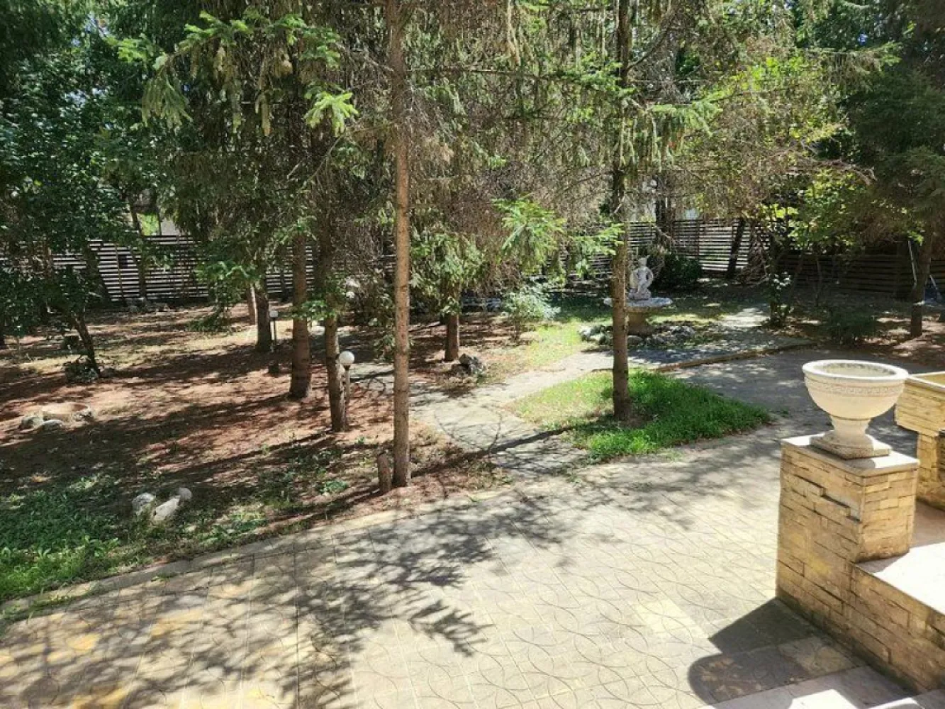 Baneasa Teisani vila 7 camere teren 1000 mp - K Imobiliare propune in zona Baneasa , Aleea Teisani vila P+1+M , constructie 2007 , suprafata utila 475 mp , compusa din 7 camere , 5 domitoare si 2 livinguri , 4 bai , centrala termica pentru fiecare nivel , posibilitatea de a fii folosita ca 2 apartamente.