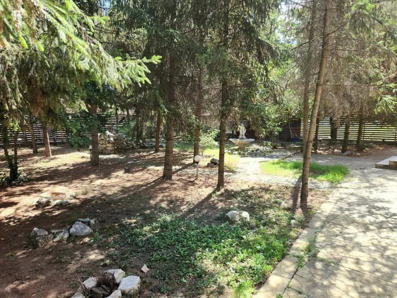 Baneasa Teisani vila 7 camere teren 1000 mp - K Imobiliare propune in zona Baneasa , Aleea Teisani vila P+1+M , constructie 2007 , suprafata utila 475 mp , compusa din 7 camere , 5 domitoare si 2 livinguri , 4 bai , centrala termica pentru fiecare nivel , posibilitatea de a fii folosita ca 2 apartamente.