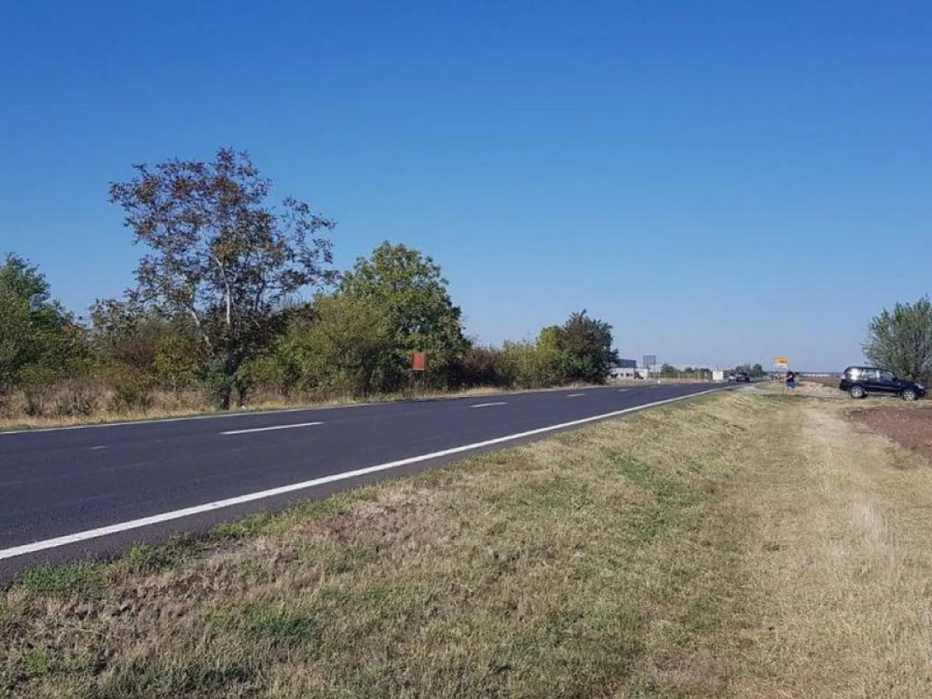 Teren intravilan de vânzare Brănești – DN3, deschidere 60 ml investie - K Imobiliare vă propune spre vânzare un teren intravilan situat în Brănești – zona intrare Islaz, cu poziționare excelentă direct la DN3, ideal pentru investiții, dezvoltare rezidențială sau proiecte comerciale.

📍 **Localizare strategică** – acces direct din DN3, zonă în dezvoltare, cu vizibilitate foarte bună și acces facil către București.

📐 **Suprafață totală:** 30.700 mp
📏 **Deschidere:** 60 ml (dublă deschidere)
🏗️ **Regim urbanistic:** POT 50%, Hmax P+4
⚡ **Utilități:** disponibile în zonă

✨ **Avantaje:**

* Deschidere generoasă la drum național (DN3)
* Teren plat, ușor de parcelat
* Pretabil pentru ansamblu rezidențial, hale, depozite sau spații comerciale
* Zonă în plină dezvoltare imobiliară
* Acces rapid către București și centura capitalei

Acest teren de vânzare în Brănești reprezintă o oportunitate excelentă pentru dezvoltatori sau investitori care caută o proprietate cu potențial ridicat și vizibilitate maximă.
