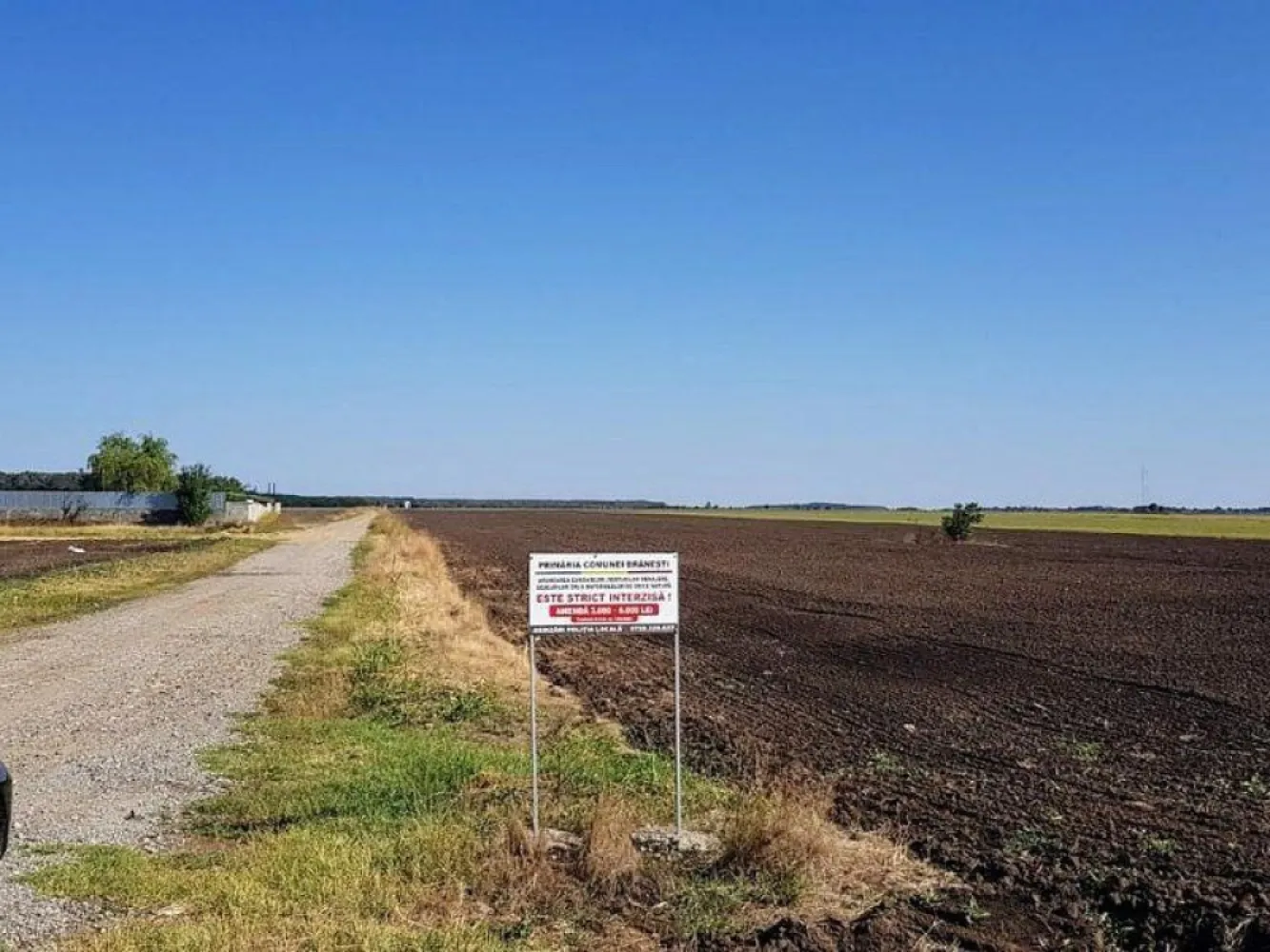 Teren intravilan de vânzare Brănești – DN3, deschidere 60 ml investie - K Imobiliare vă propune spre vânzare un teren intravilan situat în Brănești – zona intrare Islaz, cu poziționare excelentă direct la DN3, ideal pentru investiții, dezvoltare rezidențială sau proiecte comerciale.

📍 **Localizare strategică** – acces direct din DN3, zonă în dezvoltare, cu vizibilitate foarte bună și acces facil către București.

📐 **Suprafață totală:** 30.700 mp
📏 **Deschidere:** 60 ml (dublă deschidere)
🏗️ **Regim urbanistic:** POT 50%, Hmax P+4
⚡ **Utilități:** disponibile în zonă

✨ **Avantaje:**

* Deschidere generoasă la drum național (DN3)
* Teren plat, ușor de parcelat
* Pretabil pentru ansamblu rezidențial, hale, depozite sau spații comerciale
* Zonă în plină dezvoltare imobiliară
* Acces rapid către București și centura capitalei

Acest teren de vânzare în Brănești reprezintă o oportunitate excelentă pentru dezvoltatori sau investitori care caută o proprietate cu potențial ridicat și vizibilitate maximă.