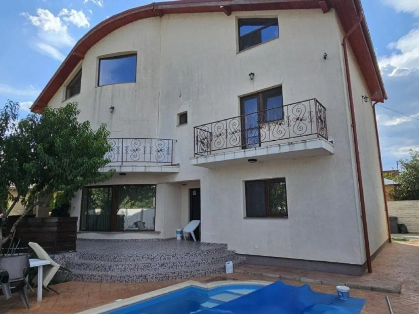 Glina vila noua 6 camere cu piscina - K Imobiliare propune spre vanzare in zona Glina , zona buna , vila constructie 2019 , P+1+M , suprafata 340 mp , teren 560 mp , 6 camere , 2 dormitoare matrimoniale , 4 bai , 2 balcoane , o terasa , mansarada open space neamenajata , piscina incalzita .