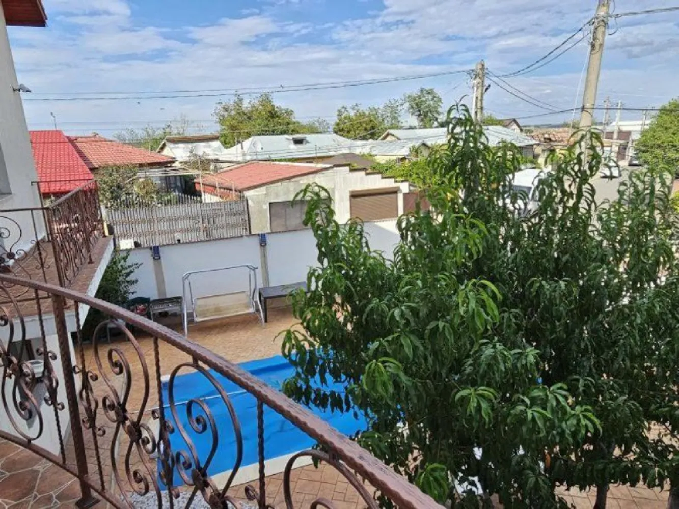 Glina vila noua 6 camere cu piscina - K Imobiliare propune spre vanzare in zona Glina , zona buna , vila constructie 2019 , P+1+M , suprafata 340 mp , teren 560 mp , 6 camere , 2 dormitoare matrimoniale , 4 bai , 2 balcoane , o terasa , mansarada open space neamenajata , piscina incalzita .