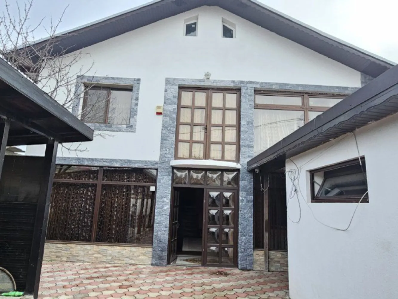 Glina vila 4 camere de vanzare - K Imobiliare propune in zona Glina vila constructie 2010 , P+1 , 4 camere , 3 dormitoare , suprafata toatala 200 mp , suprafata teren 275 mp , deschidere 12 , strada asfaltata.