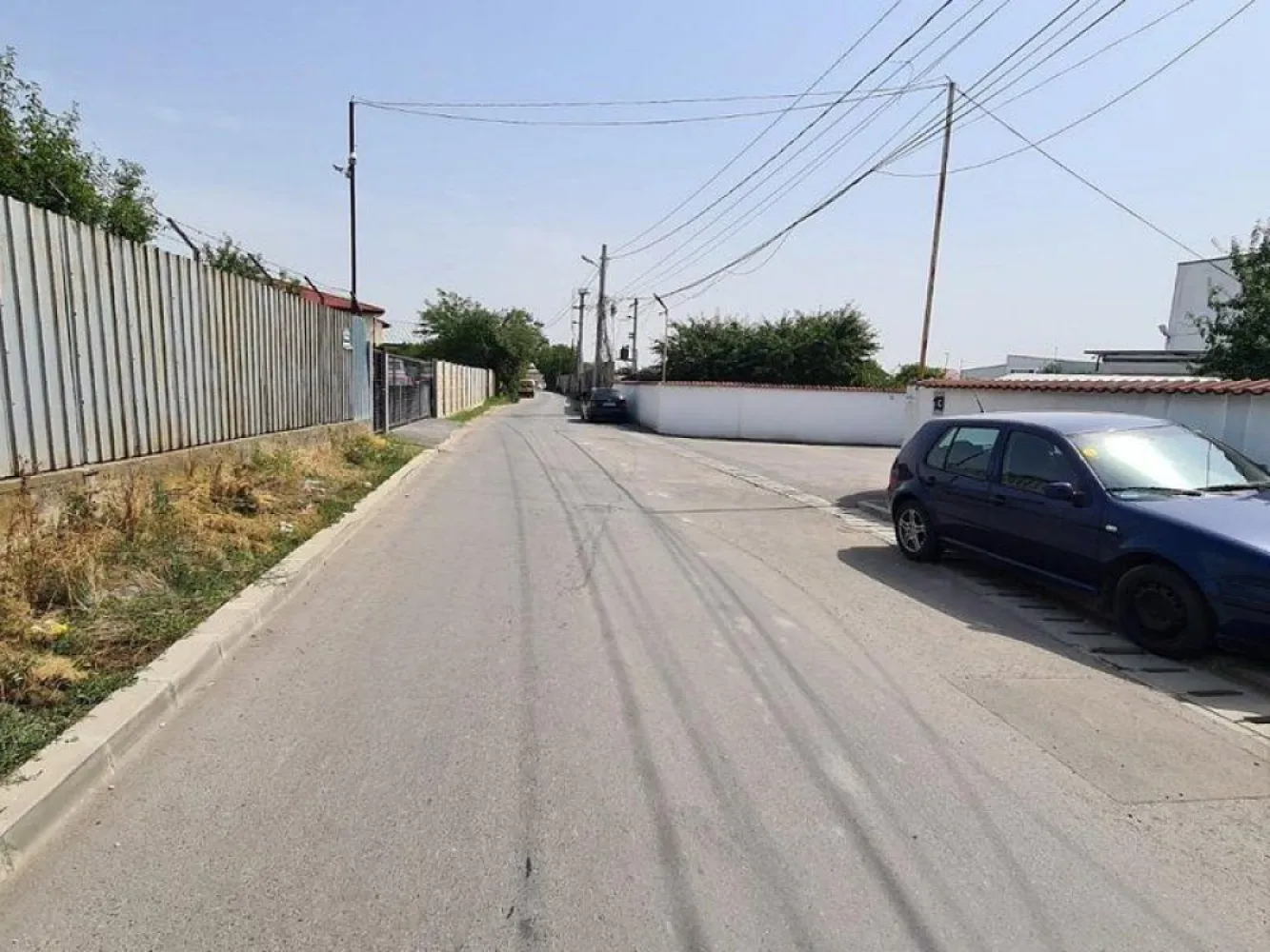 Sos. Alexandriei Bragadiru Str. Leordeni teren suprafata 400 mp - K Imobiliare vă propune spre achiziție un teren intravilan cu poziționare strategică în zona Sos. Alexandriei – Strada Leordeni, ideal pentru dezvoltare rezidențială sau investiție pe termen mediu și lung.

Detalii teren:

* Suprafață: **400 mp**
* Deschidere: **17,86 ml**
* Acces: drum de servitute **5 m lățime**
* Teren împrejmuit parțial

Utilități:

* Curent electric (panou instalat)
* Apă, gaze, canalizare în zonă

 **Regim urbanistic:**

* **P+2**
* **POT: 45%**
* **CUT: 1,5**

**Avantaje competitive:**

* Locație în plină dezvoltare, mix rezidențial + industrial ușor
* Acces facil către Sos. Alexandriei
* Ideal pentru construcție casă individuală, duplex sau mic proiect imobiliar
* Vecinătăți deja construite

*Valoare investițională:**
Zona este în continuă expansiune, ceea ce oferă un potențial real de apreciere a valorii în timp — o alegere potrivită atât pentru dezvoltatori, cât și pentru utilizatori finali.

**Comision cumpărător: 2% din valoarea de vânzare**