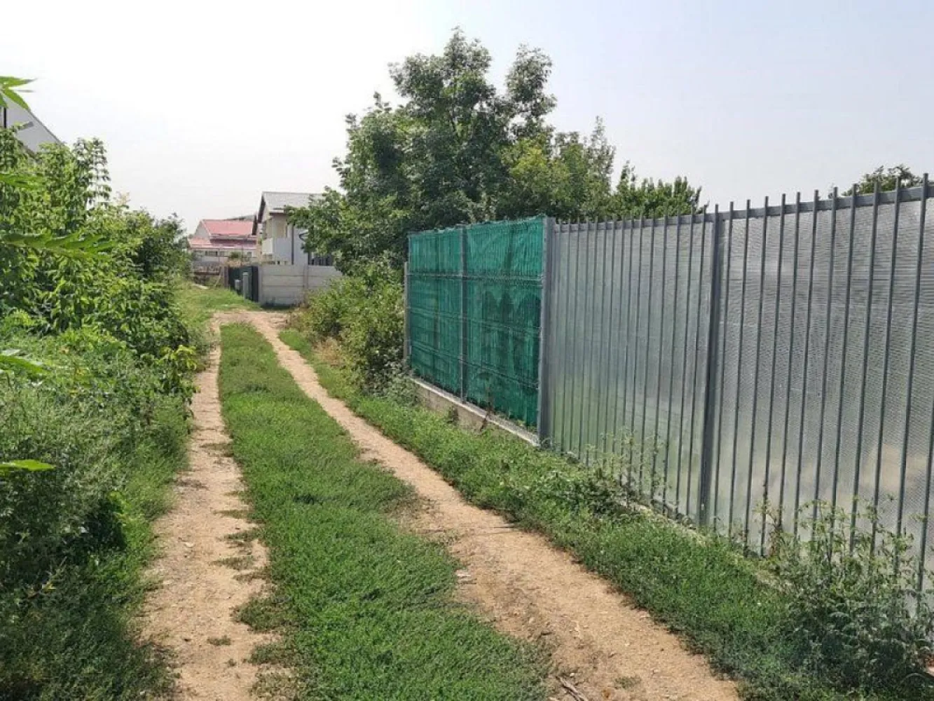 Sos. Alexandriei Bragadiru Str. Leordeni teren suprafata 400 mp - K Imobiliare vă propune spre achiziție un teren intravilan cu poziționare strategică în zona Sos. Alexandriei – Strada Leordeni, ideal pentru dezvoltare rezidențială sau investiție pe termen mediu și lung.

Detalii teren:

* Suprafață: **400 mp**
* Deschidere: **17,86 ml**
* Acces: drum de servitute **5 m lățime**
* Teren împrejmuit parțial

Utilități:

* Curent electric (panou instalat)
* Apă, gaze, canalizare în zonă

 **Regim urbanistic:**

* **P+2**
* **POT: 45%**
* **CUT: 1,5**

**Avantaje competitive:**

* Locație în plină dezvoltare, mix rezidențial + industrial ușor
* Acces facil către Sos. Alexandriei
* Ideal pentru construcție casă individuală, duplex sau mic proiect imobiliar
* Vecinătăți deja construite

*Valoare investițională:**
Zona este în continuă expansiune, ceea ce oferă un potențial real de apreciere a valorii în timp — o alegere potrivită atât pentru dezvoltatori, cât și pentru utilizatori finali.

**Comision cumpărător: 2% din valoarea de vânzare**