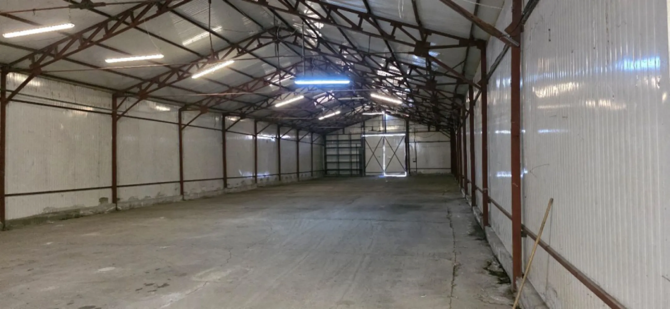 Popesti Leordeni centura hala 732 mp de inchiriat - K Imobiliare propune spre inchirere spatiu de depozitare cu acces direct din Centura Bucuresti, in localitatea Popesti Leordeni.
Hala are suprafata totala de 732mp, din care 667mp spatiu depozitare si 65mp birouri. Este construita din panouri sandwich, are inaltime 5m, latime 12m, doua usi industriale, grup sanitar.
Este situata pe platforma logistica. Exista posibilitate de parcare in curte si posibilitate de inchiriere platforma betonata.

Locație: Popesti-Leordeni
Acces direct din Centura București
Curte pentru:
parcare
manevră
Posibilitate închiriere platformă betonată
2 uși industriale → acces facil marfă