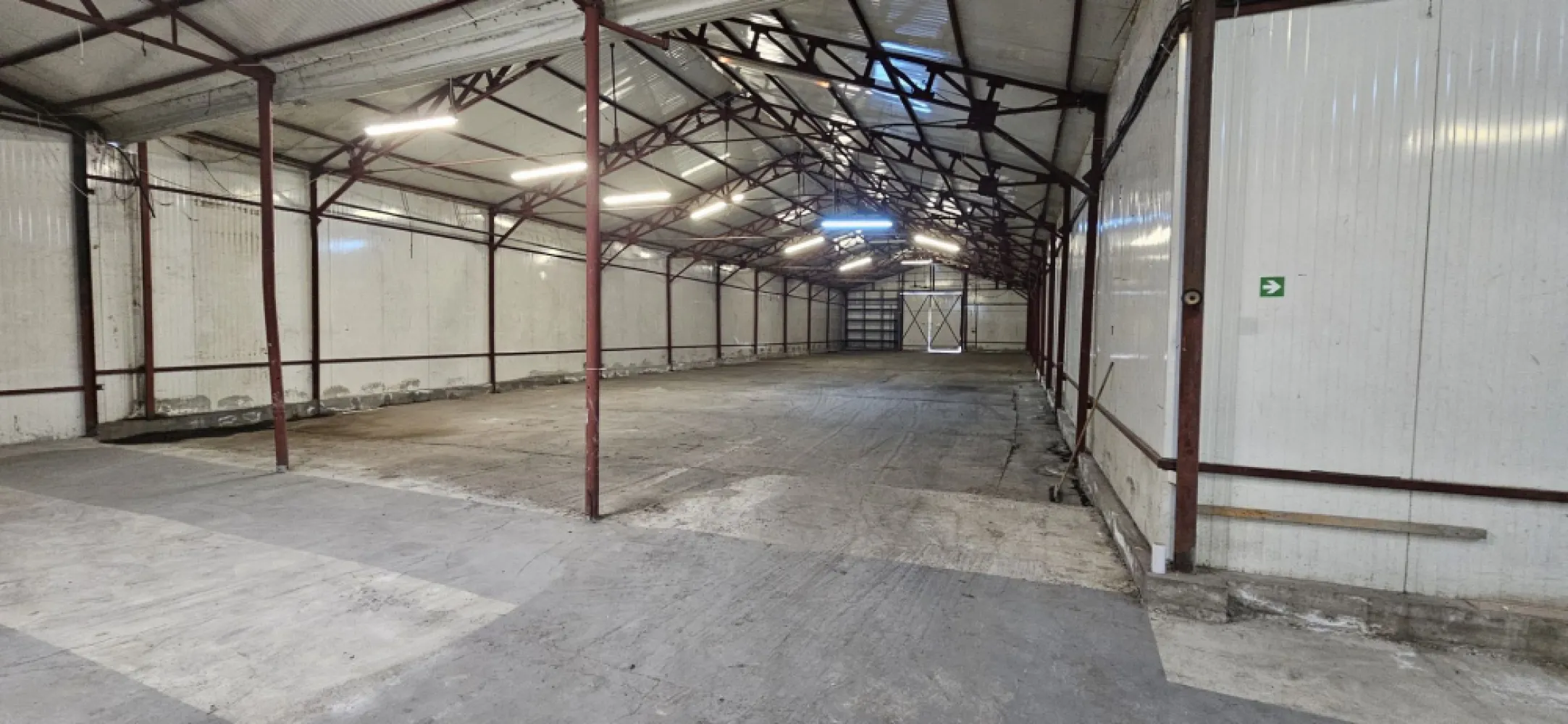 Popesti Leordeni centura hala 732 mp de inchiriat - K Imobiliare propune spre inchirere spatiu de depozitare cu acces direct din Centura Bucuresti, in localitatea Popesti Leordeni.
Hala are suprafata totala de 732mp, din care 667mp spatiu depozitare si 65mp birouri. Este construita din panouri sandwich, are inaltime 5m, latime 12m, doua usi industriale, grup sanitar.
Este situata pe platforma logistica. Exista posibilitate de parcare in curte si posibilitate de inchiriere platforma betonata.

Locație: Popesti-Leordeni
Acces direct din Centura București
Curte pentru:
parcare
manevră
Posibilitate închiriere platformă betonată
2 uși industriale → acces facil marfă
