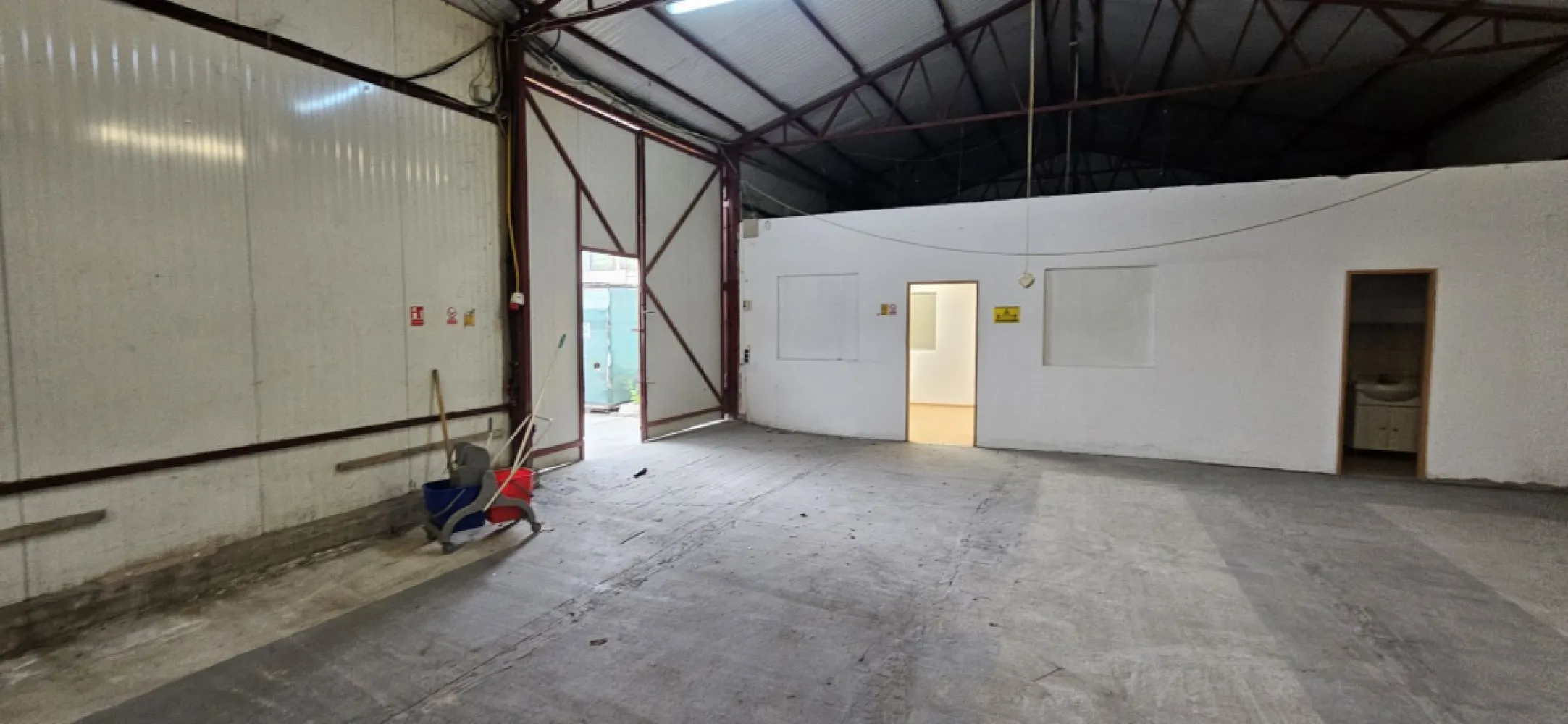Popesti Leordeni centura hala 732 mp de inchiriat - K Imobiliare propune spre inchirere spatiu de depozitare cu acces direct din Centura Bucuresti, in localitatea Popesti Leordeni.
Hala are suprafata totala de 732mp, din care 667mp spatiu depozitare si 65mp birouri. Este construita din panouri sandwich, are inaltime 5m, latime 12m, doua usi industriale, grup sanitar.
Este situata pe platforma logistica. Exista posibilitate de parcare in curte si posibilitate de inchiriere platforma betonata.

Locație: Popesti-Leordeni
Acces direct din Centura București
Curte pentru:
parcare
manevră
Posibilitate închiriere platformă betonată
2 uși industriale → acces facil marfă