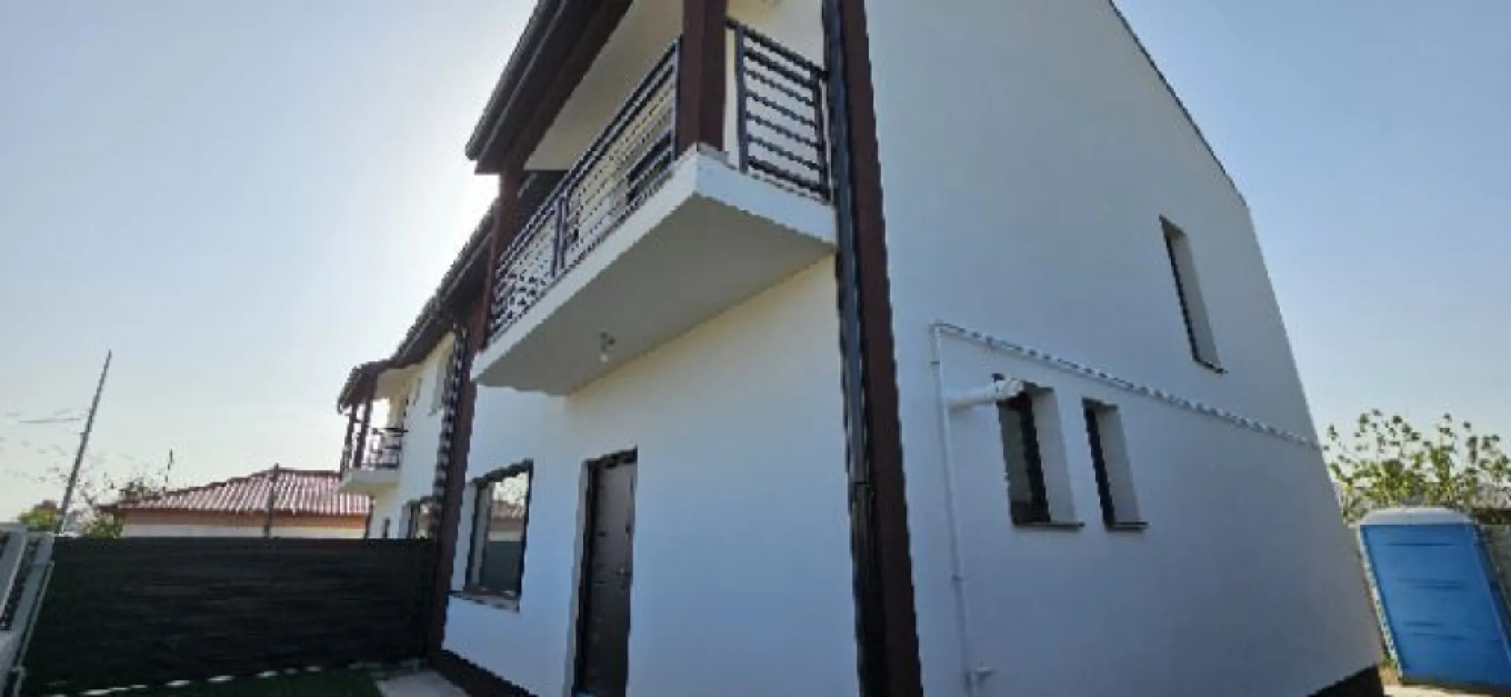 Cernica Balaceanca casa cuplata 4 camere de vanzare - K Imobiliare propune casă cuplată la calcan tip duplex an construcție 2024, în comuna Cernica, sat Bălăceanca, în suprafață de 160 mp, P+E, structurată astfel:

Parter
living cu suprafața de 23,28 mp
bucătărie cu suprafața de 15,56 mp
debara cu suprafața de 2,25 mp
cameră tehnica + spălătorie cu suprafața 5,67 mp
baie cu suprafața de 4,23 mp
hol si scară cu suprafața de 16,13 mp

Etaj
dormitor matrimonial cu suprafața de 15,50 mp + dressing cu suprafața de 2,25 mp + baie cu suprafața de 4,23 mp
dormitor 2 cu suprafața de 14,79 mp
dormitor 3 cu suprafața de 12,57 mp cu ieșire în balcon- care are suprafața de 5,72 mp
baie etaj cu suprafața de 5,40 mp
hol cu suprafața de 13,11 mp

Casa se vinde fara finisajele interioare.