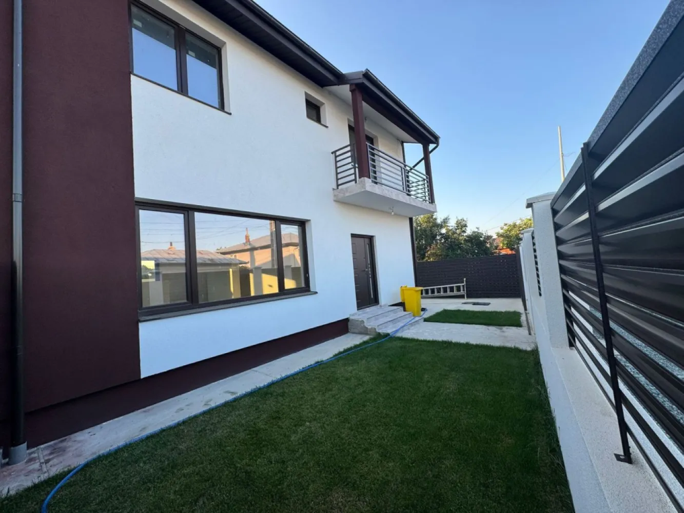 Cernica Balaceanca casa cuplata 4 camere de vanzare - K Imobiliare propune casă cuplată la calcan tip duplex an construcție 2024, în comuna Cernica, sat Bălăceanca, în suprafață de 160 mp, P+E, structurată astfel:

Parter
living cu suprafața de 23,28 mp
bucătărie cu suprafața de 15,56 mp
debara cu suprafața de 2,25 mp
cameră tehnica + spălătorie cu suprafața 5,67 mp
baie cu suprafața de 4,23 mp
hol si scară cu suprafața de 16,13 mp

Etaj
dormitor matrimonial cu suprafața de 15,50 mp + dressing cu suprafața de 2,25 mp + baie cu suprafața de 4,23 mp
dormitor 2 cu suprafața de 14,79 mp
dormitor 3 cu suprafața de 12,57 mp cu ieșire în balcon- care are suprafața de 5,72 mp
baie etaj cu suprafața de 5,40 mp
hol cu suprafața de 13,11 mp

Casa se vinde fara finisajele interioare.