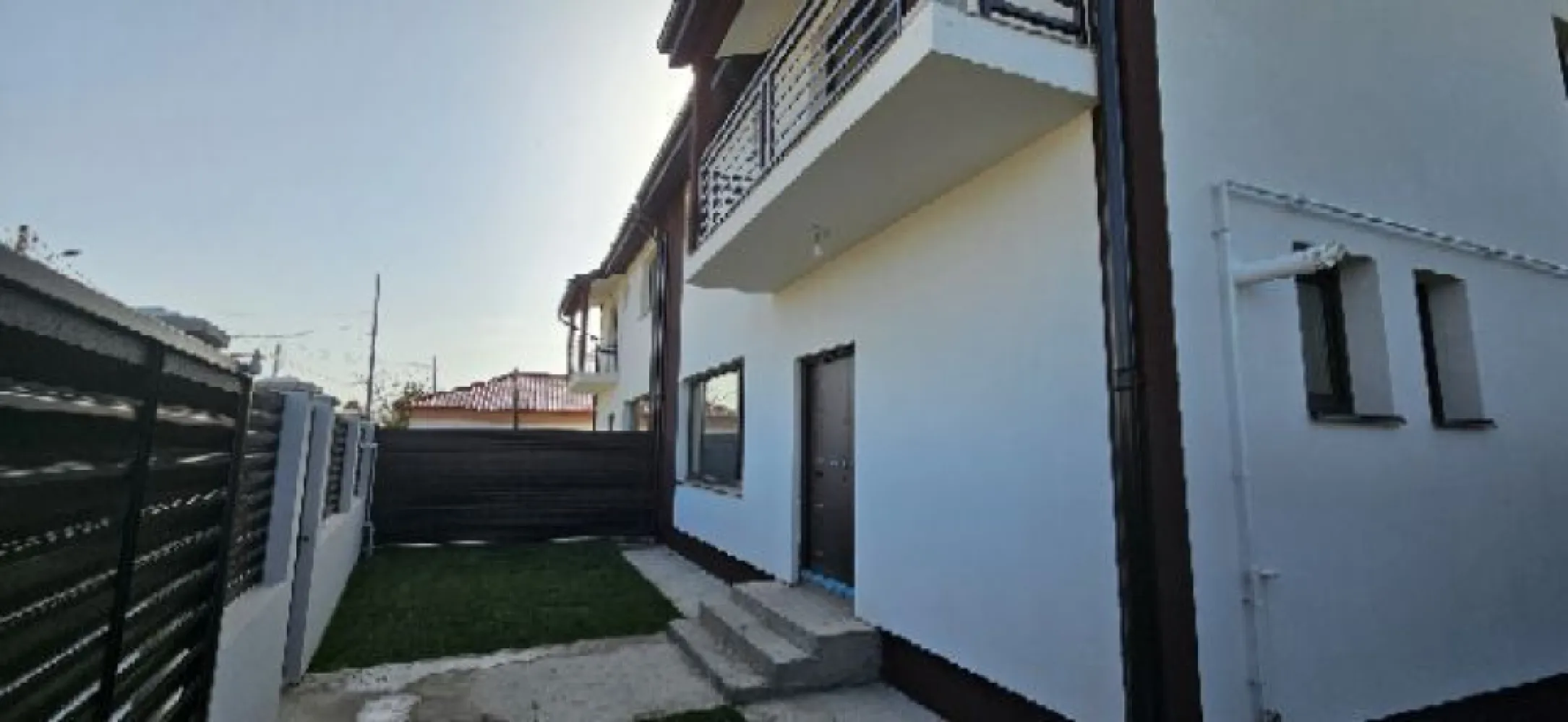 Cernica Balaceanca casa cuplata 4 camere de vanzare - K Imobiliare propune casă cuplată la calcan tip duplex an construcție 2024, în comuna Cernica, sat Bălăceanca, în suprafață de 160 mp, P+E, structurată astfel:

Parter
living cu suprafața de 23,28 mp
bucătărie cu suprafața de 15,56 mp
debara cu suprafața de 2,25 mp
cameră tehnica + spălătorie cu suprafața 5,67 mp
baie cu suprafața de 4,23 mp
hol si scară cu suprafața de 16,13 mp

Etaj
dormitor matrimonial cu suprafața de 15,50 mp + dressing cu suprafața de 2,25 mp + baie cu suprafața de 4,23 mp
dormitor 2 cu suprafața de 14,79 mp
dormitor 3 cu suprafața de 12,57 mp cu ieșire în balcon- care are suprafața de 5,72 mp
baie etaj cu suprafața de 5,40 mp
hol cu suprafața de 13,11 mp

Casa se vinde fara finisajele interioare.