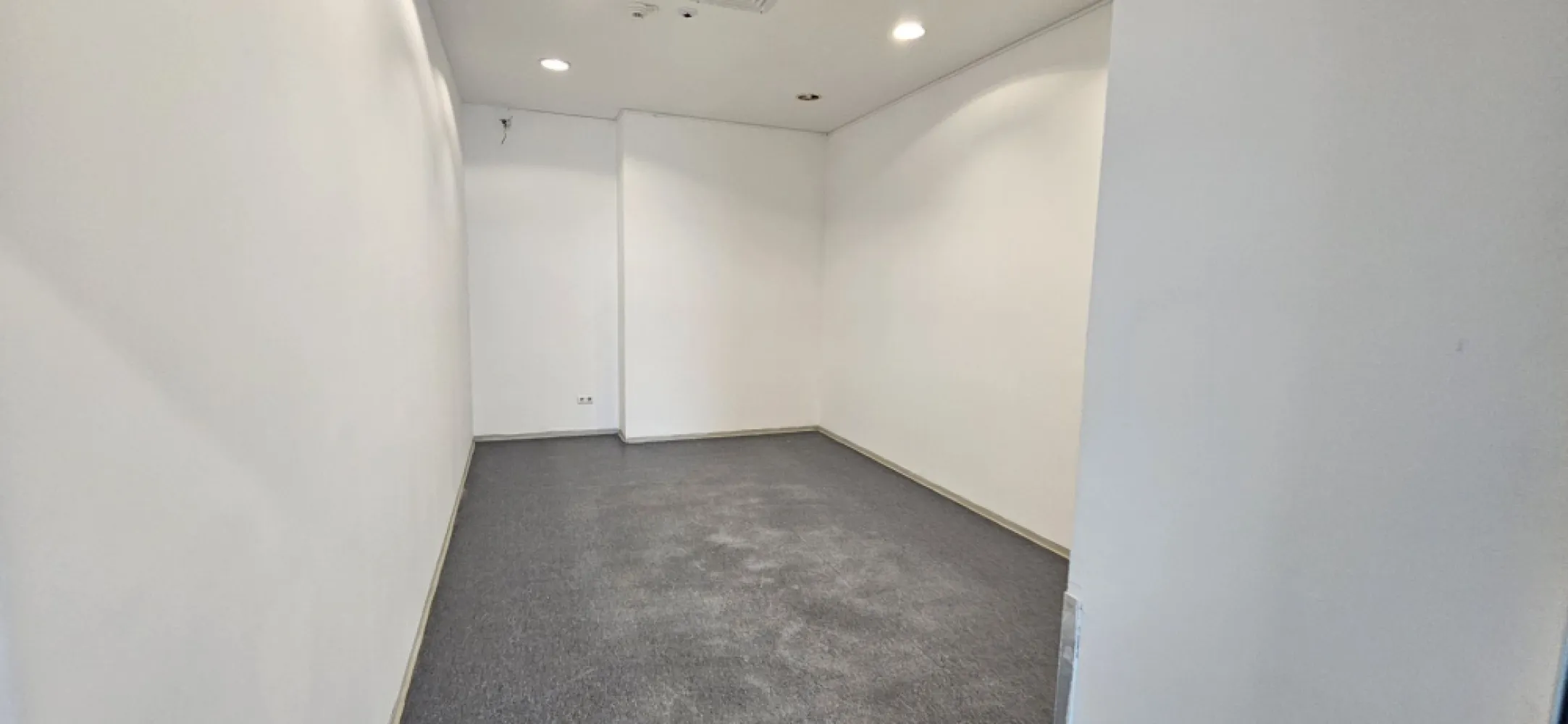 Pantelimon spatiu comercial 950 mp - K Imobiliare prezinta in zona Pantelimon antilopa spatiu comercial parter de bloc suprafata 950 mp , vitrina mare , locuri de parcare , incalzire , ventilatie , grupuri sanitare ,ISU , acces tir , rampa descarcare .