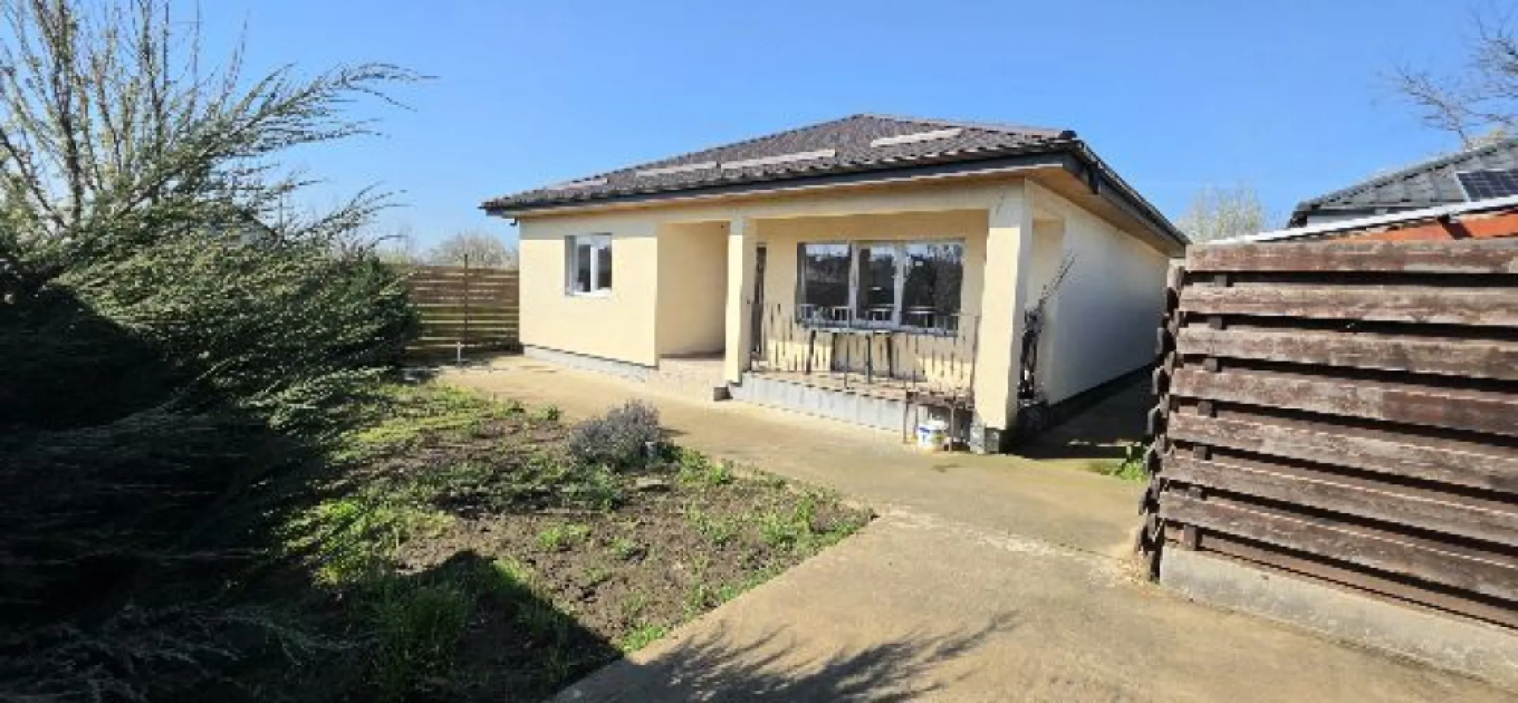 Casă de vânzare 4 camere– Glina, zonă nouă, construcție 2023 - K Imobiliare propune spre vânzare casă individuală situată în Glina ILFOV – zona stadion, pe stradă liniștită, într-un cartier nou de case.
📅 An construcție: 2023
✅ Disponibilă imediat
📐 Detalii proprietate:
Regim: Parter
Suprafață utilă: 116 mp
Suprafață teren: 335 mp
Nr. camere: 4
Băi: 2
Bucătărie: inchisa
🏠 Caracteristici:
Construcție nouă, finisaje moderne
Camere luminoase, spațioase
Încălzire cu calorifere
Geamuri termopan
Curte proprie + zonă betonată pentru parcare
Terasă acoperită
Gard modern, proprietate împrejmuită
🌳 Avantaje:
Zonă liniștită, ideală pentru familie
Cartier nou în dezvoltare
Acces rapid către București
Proprietate liberă, mutare imediată