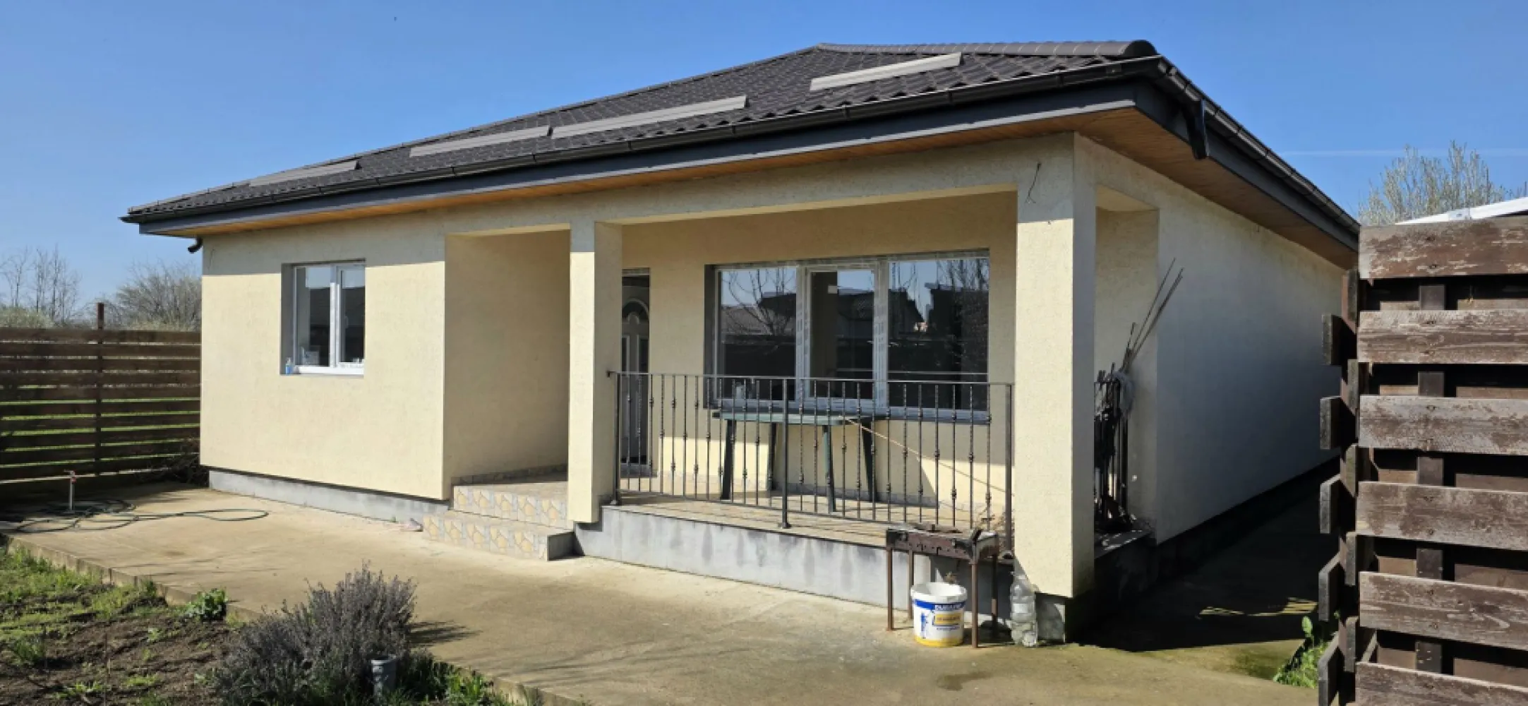 Casă de vânzare 4 camere– Glina, zonă nouă, construcție 2023 - K Imobiliare propune spre vânzare casă individuală situată în Glina ILFOV – zona stadion, pe stradă liniștită, într-un cartier nou de case.
📅 An construcție: 2023
✅ Disponibilă imediat
📐 Detalii proprietate:
Regim: Parter
Suprafață utilă: 116 mp
Suprafață teren: 335 mp
Nr. camere: 4
Băi: 2
Bucătărie: inchisa
🏠 Caracteristici:
Construcție nouă, finisaje moderne
Camere luminoase, spațioase
Încălzire cu calorifere
Geamuri termopan
Curte proprie + zonă betonată pentru parcare
Terasă acoperită
Gard modern, proprietate împrejmuită
🌳 Avantaje:
Zonă liniștită, ideală pentru familie
Cartier nou în dezvoltare
Acces rapid către București
Proprietate liberă, mutare imediată