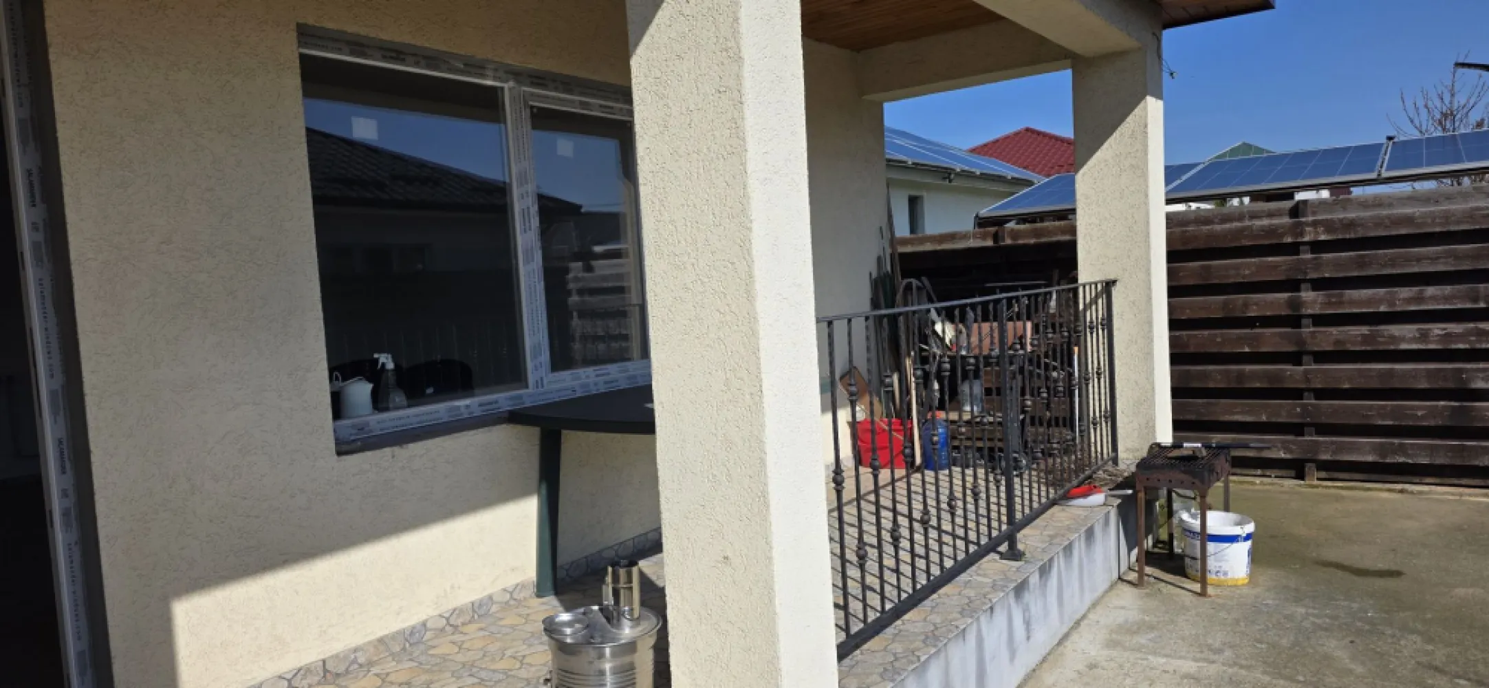 Casă de vânzare 4 camere– Glina, zonă nouă, construcție 2023 - K Imobiliare propune spre vânzare casă individuală situată în Glina ILFOV – zona stadion, pe stradă liniștită, într-un cartier nou de case.
📅 An construcție: 2023
✅ Disponibilă imediat
📐 Detalii proprietate:
Regim: Parter
Suprafață utilă: 116 mp
Suprafață teren: 335 mp
Nr. camere: 4
Băi: 2
Bucătărie: inchisa
🏠 Caracteristici:
Construcție nouă, finisaje moderne
Camere luminoase, spațioase
Încălzire cu calorifere
Geamuri termopan
Curte proprie + zonă betonată pentru parcare
Terasă acoperită
Gard modern, proprietate împrejmuită
🌳 Avantaje:
Zonă liniștită, ideală pentru familie
Cartier nou în dezvoltare
Acces rapid către București
Proprietate liberă, mutare imediată