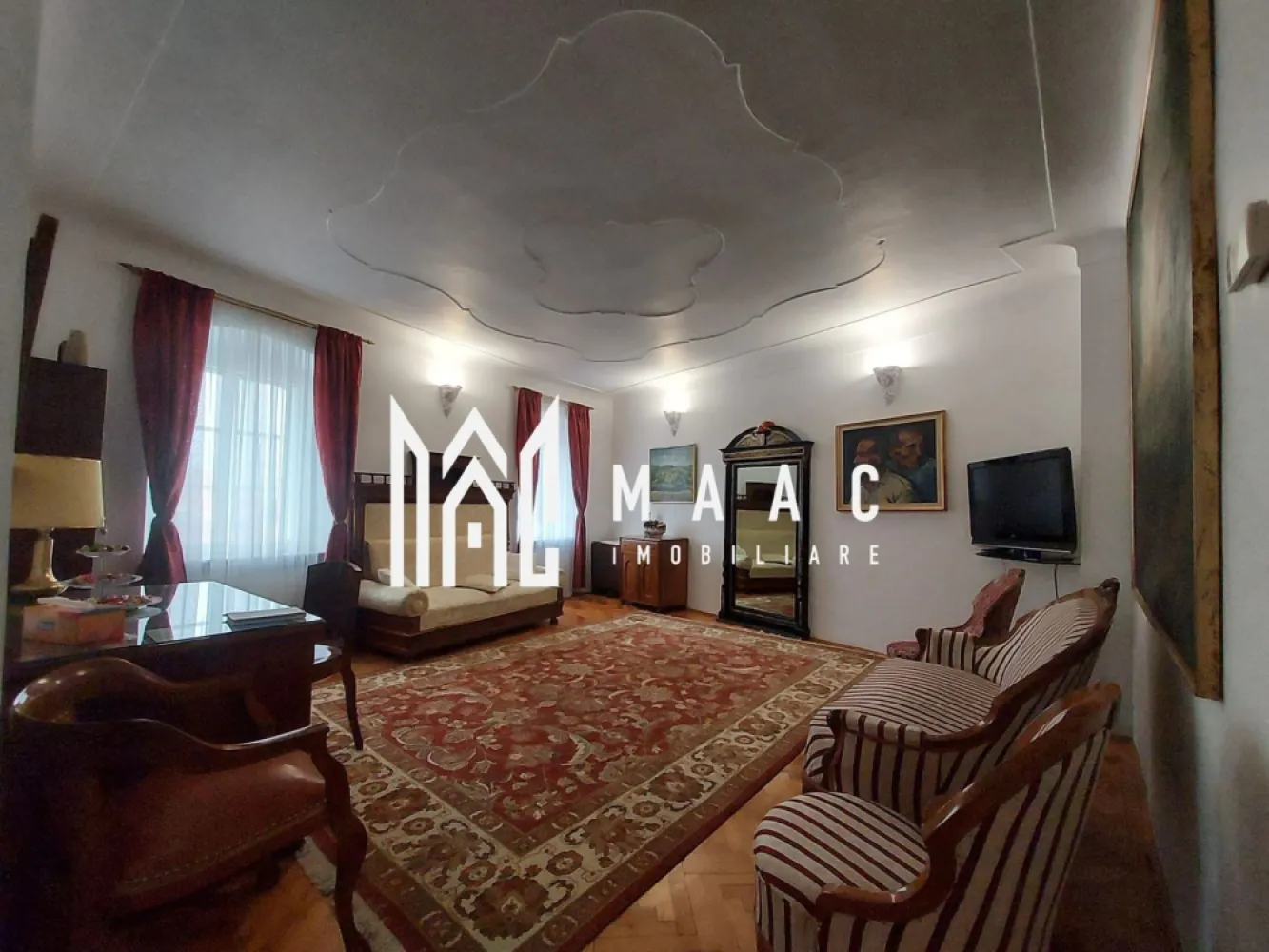 Apartament 3 Camere | 76MPU | Investitie | Ultracentral - MAAC Imobiliare va propune spre vânzare un apartament situat ultracentral in Sibiu. Ideal pentru locuință personală sau pentru continuarea unei afaceri de succes functionand in prezent in regim hotelier. Caracteristici principale: Suprafață utilă: 100 mp Compartimentare: 3 camere: 2 dormitoare și un living spațios 1 bucătărie complet utilată 1 baie funcțională 1 magazie separată în curte, perfectă pentru depozitare și întreținere Pivniță și acces la pod Detalii suplimentare: Încălzire: Centrală proprie pentru confort sporit Curte comună: Doar cu alte 2 familii, oferind intimitate și liniște Parcare: Publică, disponibilă în fața proprietății Statut: Proprietatea nu este monument istoric Opțiuni de vânzare: Se vinde la cheie, complet mobilat și utilat, pregătit pentru a continua activitatea in regim hotelier sau pentru a deveni căminul dumneavoastră. Preț ajustabil în funcție de preferințele cumpărătorului: mobilat, semimobilat sau nemobilat. Aceasta este o oportunitate excelentă pentru cei care își doresc o proprietate într-o locație centrală, cu multiple posibilități de utilizare. Pentru mai multe informații sau pentru a programa o vizionare, nu ezitați să ne contactați specificand ID:CP2291018 }}