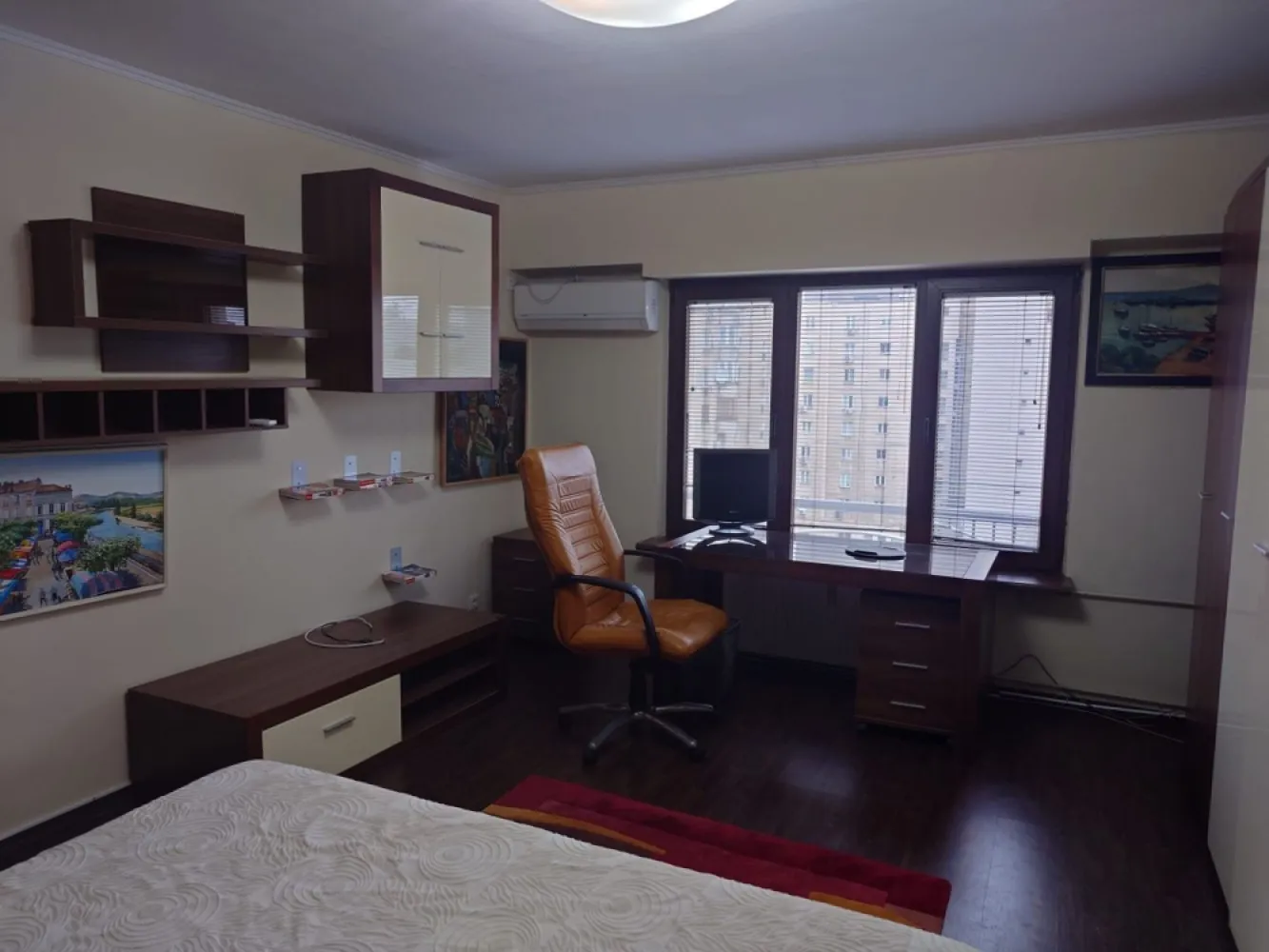 Unirii Piata Sf. Vineri - K Imobiliare va propune spre inchiriere o garsoniera recent renovata cu o suprafata de 42 mp., aceasta este mobilata si utilata complet , asa cum se vede si din fotografii. Gasoniera se afla la etajul 6/8 al unui imobil construit in 1992 si fara risc seismic. Chiar daca se afla in centrul orasului, linistea este deplina, deoarece vederea este spre spatele imobilului. Contractul se declara la ANAF.