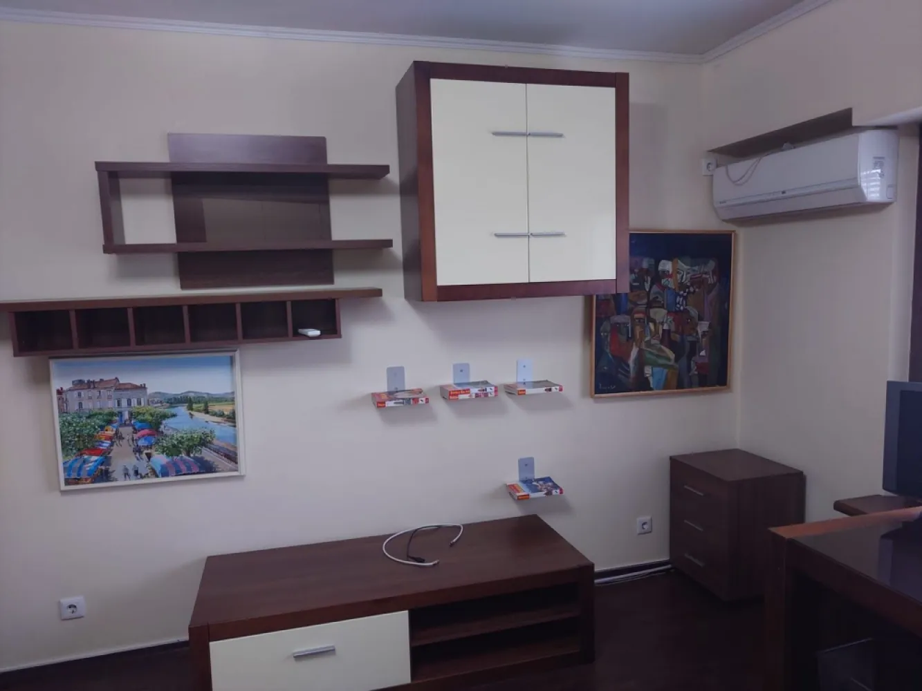 Unirii Piata Sf. Vineri - K Imobiliare va propune spre inchiriere o garsoniera recent renovata cu o suprafata de 42 mp., aceasta este mobilata si utilata complet , asa cum se vede si din fotografii. Gasoniera se afla la etajul 6/8 al unui imobil construit in 1992 si fara risc seismic. Chiar daca se afla in centrul orasului, linistea este deplina, deoarece vederea este spre spatele imobilului. Contractul se declara la ANAF.