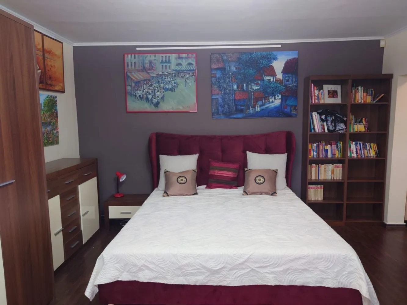 Unirii Piata Sf. Vineri - K Imobiliare va propune spre inchiriere o garsoniera recent renovata cu o suprafata de 42 mp., aceasta este mobilata si utilata complet , asa cum se vede si din fotografii. Gasoniera se afla la etajul 6/8 al unui imobil construit in 1992 si fara risc seismic. Chiar daca se afla in centrul orasului, linistea este deplina, deoarece vederea este spre spatele imobilului. Contractul se declara la ANAF.
