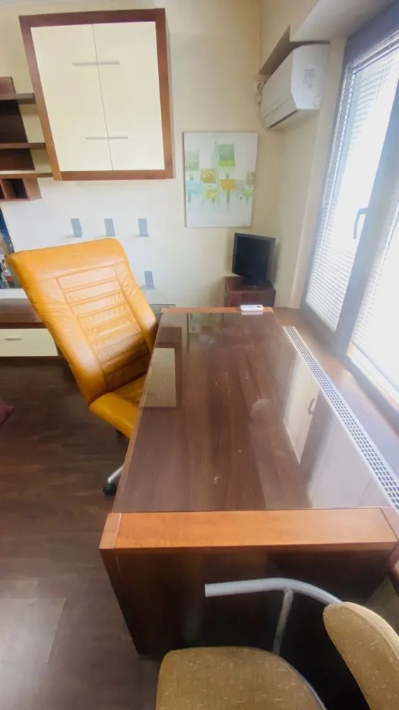 Unirii Piata Sf. Vineri - K Imobiliare va propune spre inchiriere o garsoniera recent renovata cu o suprafata de 42 mp., aceasta este mobilata si utilata complet , asa cum se vede si din fotografii. Gasoniera se afla la etajul 6/8 al unui imobil construit in 1992 si fara risc seismic. Chiar daca se afla in centrul orasului, linistea este deplina, deoarece vederea este spre spatele imobilului. Contractul se declara la ANAF.