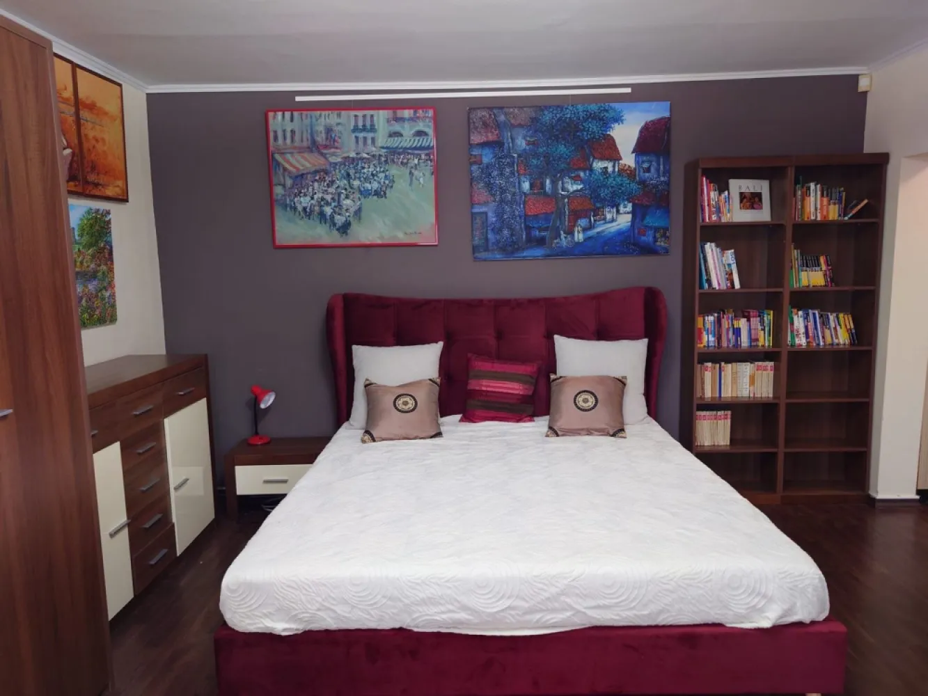 Unirii Piata Sf. Vineri - K Imobiliare va propune spre inchiriere o garsoniera recent renovata cu o suprafata de 42 mp., aceasta este mobilata si utilata complet , asa cum se vede si din fotografii. Gasoniera se afla la etajul 6/8 al unui imobil construit in 1992 si fara risc seismic. Chiar daca se afla in centrul orasului, linistea este deplina, deoarece vederea este spre spatele imobilului. Contractul se declara la ANAF.